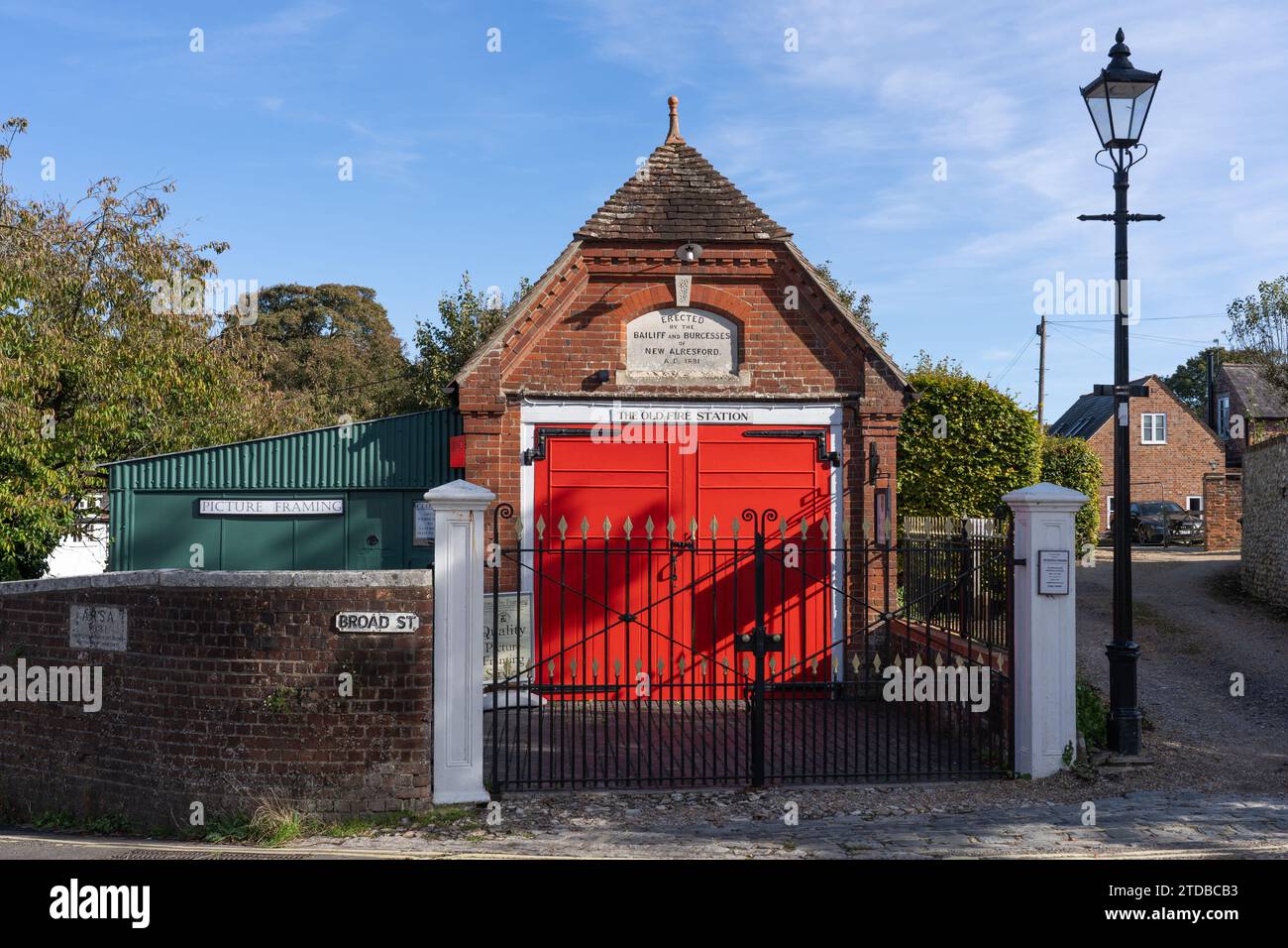 La vecchia stazione dei vigili del fuoco di grado II in Broad Street a New Alresford - eretta da Bailiff e Burgesses nel 1881 - ora una galleria d'arte e un museo. REGNO UNITO Foto Stock
