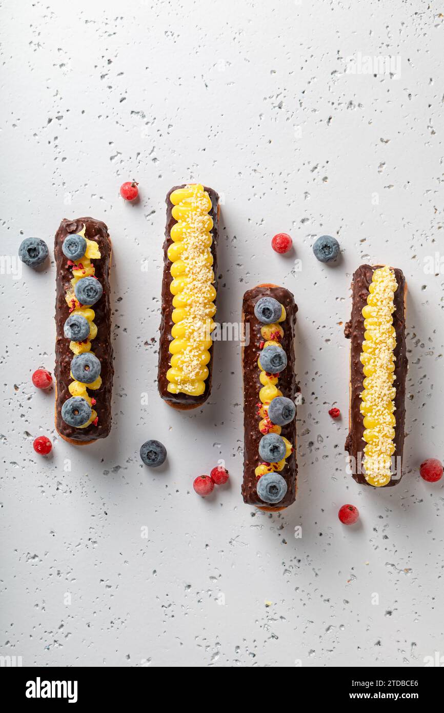Barretta di cioccolato dolce con frutti di bosco e panna acida su tavola Foto Stock