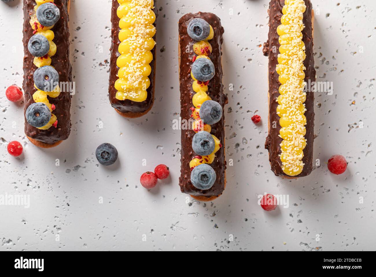 Barretta di cioccolato fatta in casa con frutti di bosco e panna acida su tavola Foto Stock