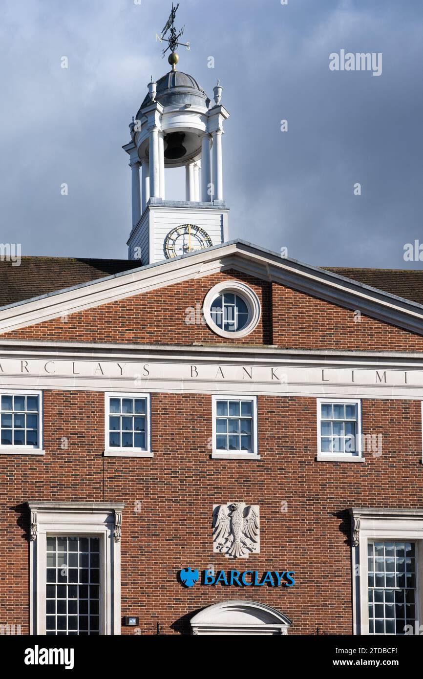 Edificio della torre dell'orologio della banca Barclays a Winchester - un moderno stile architettonico georgiano. Una delle quattro grandi banche del Regno Unito Foto Stock