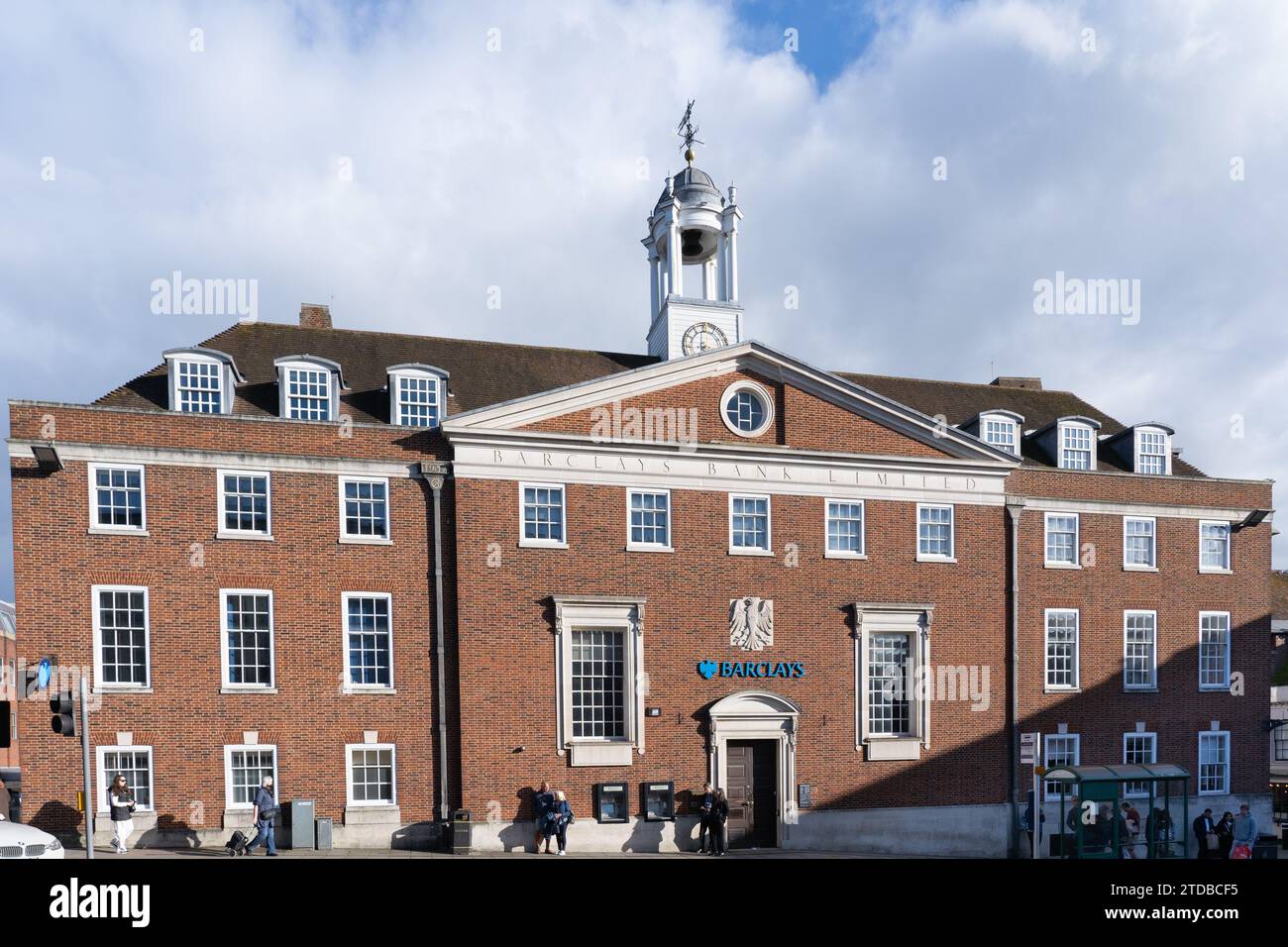 Edificio della torre dell'orologio della banca Barclays a Winchester - un moderno stile architettonico georgiano. Una delle quattro grandi banche del Regno Unito Foto Stock