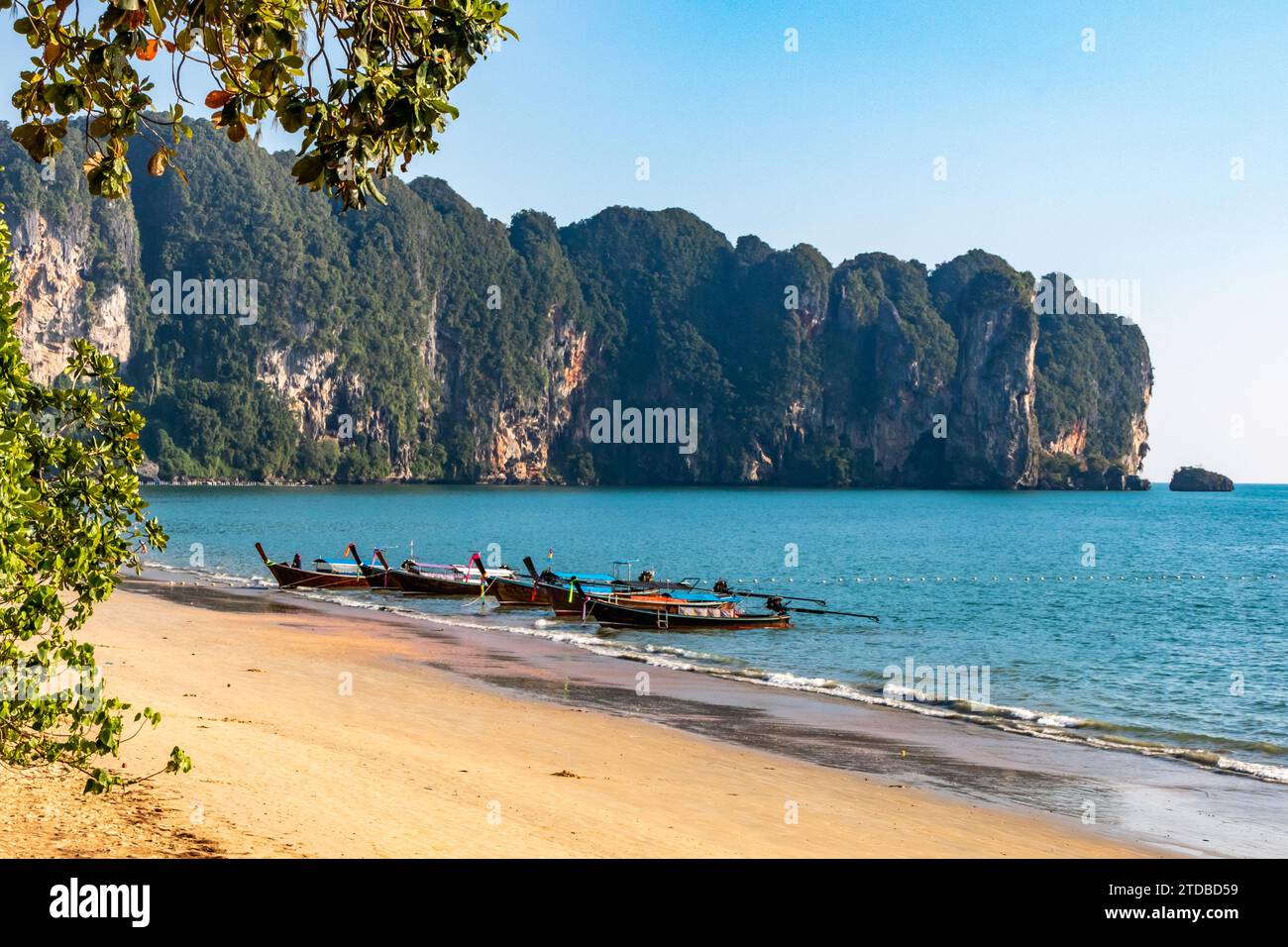 Barche a coda lunga ormeggiate sulla spiaggia, Ao Nang Beach, Krabi, Thailandia Foto Stock