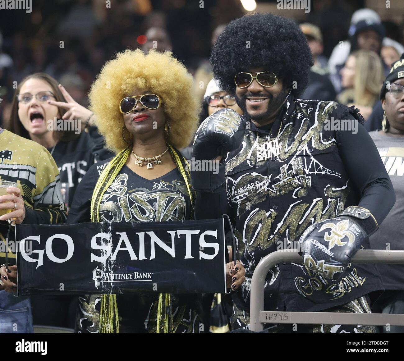 New Orleans, USA. 17 dicembre 2023. Kermit Ruffins, famoso trombettista e fan dei New Orleans Saints (a destra), posa per una foto durante una partita della National Football League al Caesars Superdome di New Orleans, Louisiana, domenica 17 dicembre 2023. (Foto di Peter G. Forest/Sipa USA) credito: SIPA USA/Alamy Live News Foto Stock