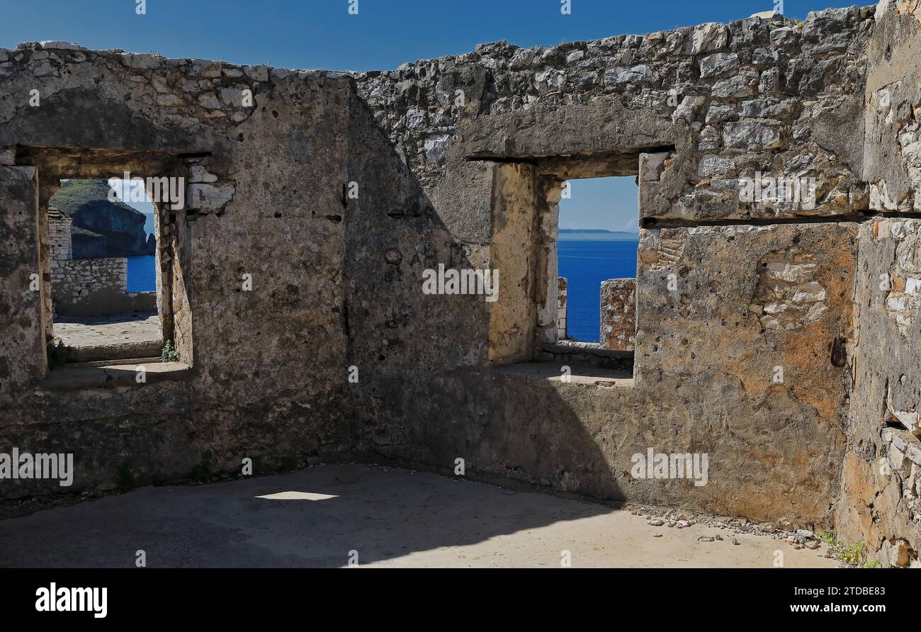 Oltre 136 finestre nei resti di un edificio di guarnigione, Ali Pasha di Tepelene castello terrazza superiore, baia di Porto Palermo. Himare-Albania. Foto Stock
