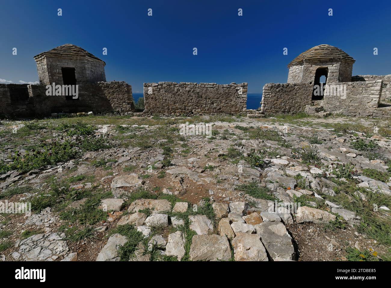 138 torri di controllo, castello di Ali Pasha terrazza inferiore, isola nella baia di Porto Palermo collegata alla terraferma da una striscia di terra. Himare-Albania. Foto Stock