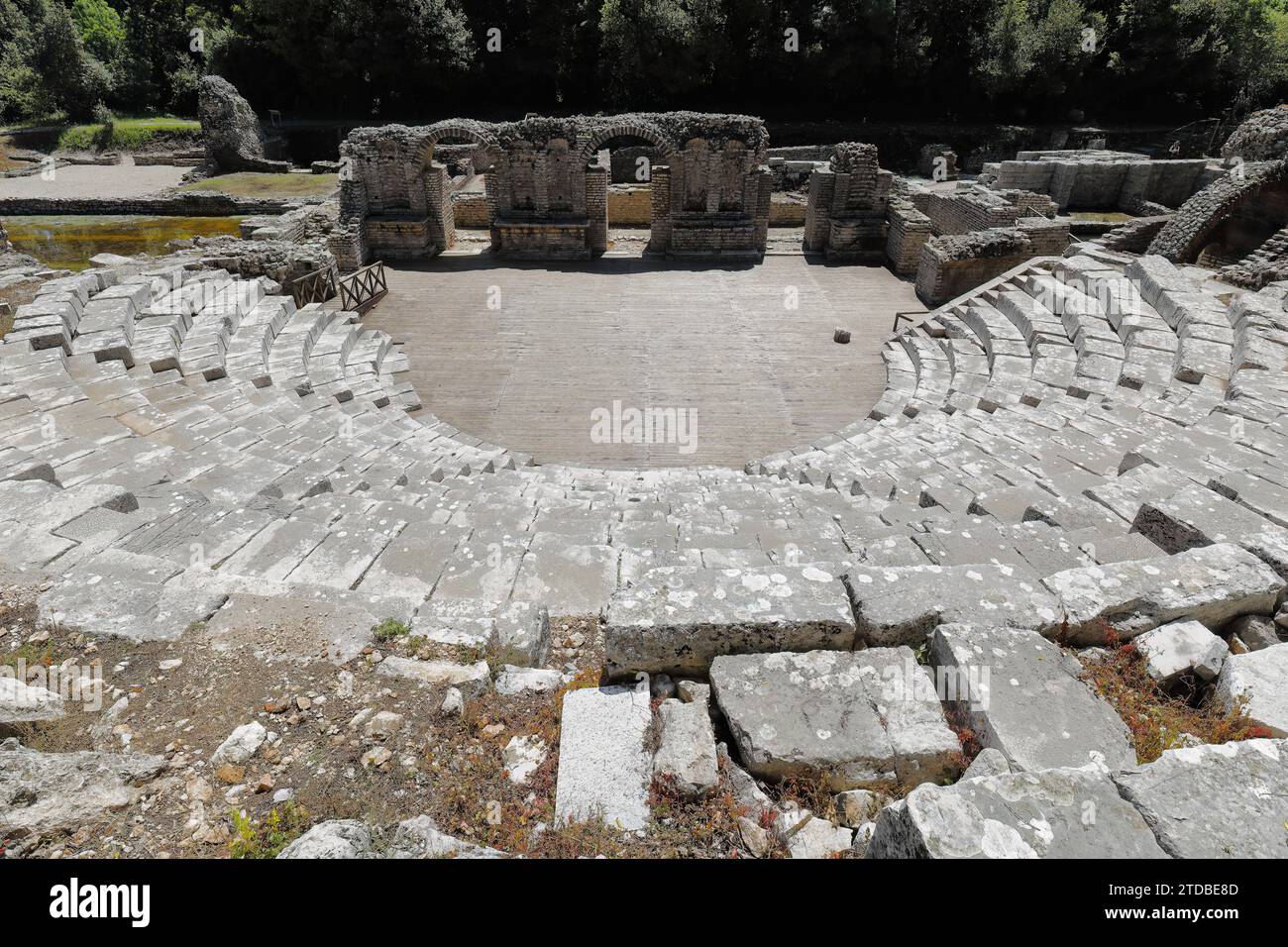 143 Cavea, proscenio, orchestra del teatro ellenistico datata alla metà del III secolo a.C., sito archeologico di Butrinto. Contea di Vlore-Albania. Foto Stock