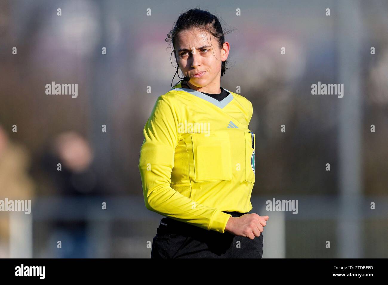 Zuzenhausen, Deutschland. 17 dicembre 2023. Marie-Theres Mühlbauer (Schiedsrichterin), Einzelbild, Einzelfoto, Aktion, Action, 17.12.2023, Zuzenhausen (Deutschland), Fussball, 2. FRAUEN-BUNDESLIGA, TSG 1899 HOFFENHEIM II (U20) - FC CARL ZEISS JENA, DFB/DFL LE NORMATIVE VIETANO L'USO DI FOTOGRAFIE COME SEQUENZE DI IMMAGINI E/O QUASI-VIDEO. Credito: dpa/Alamy Live News Foto Stock