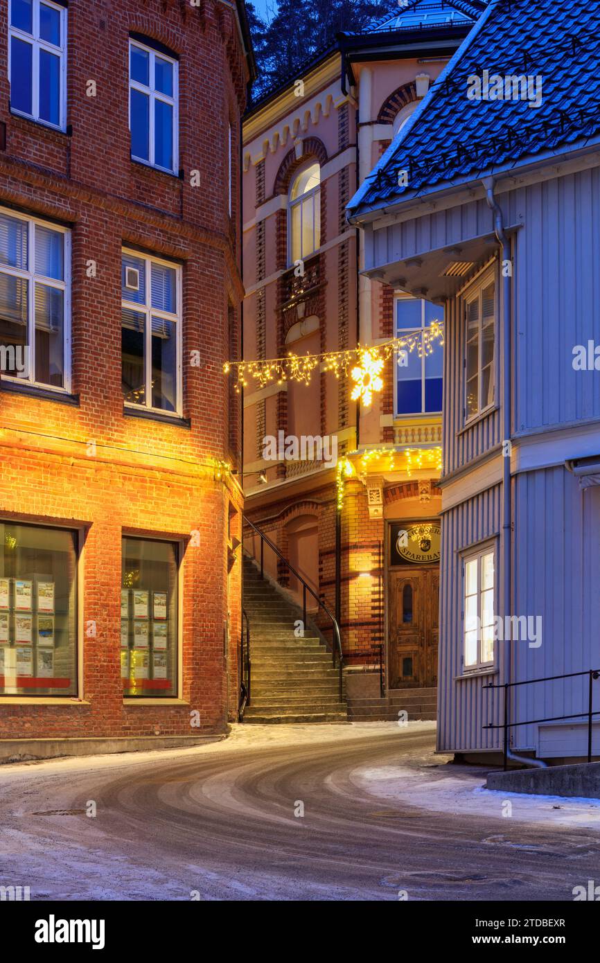 Fascino nordico: Luci natalizie e decorazioni festive trasformano una città di Kragero in un paese delle meraviglie invernali. Foto di alta qualità Foto Stock