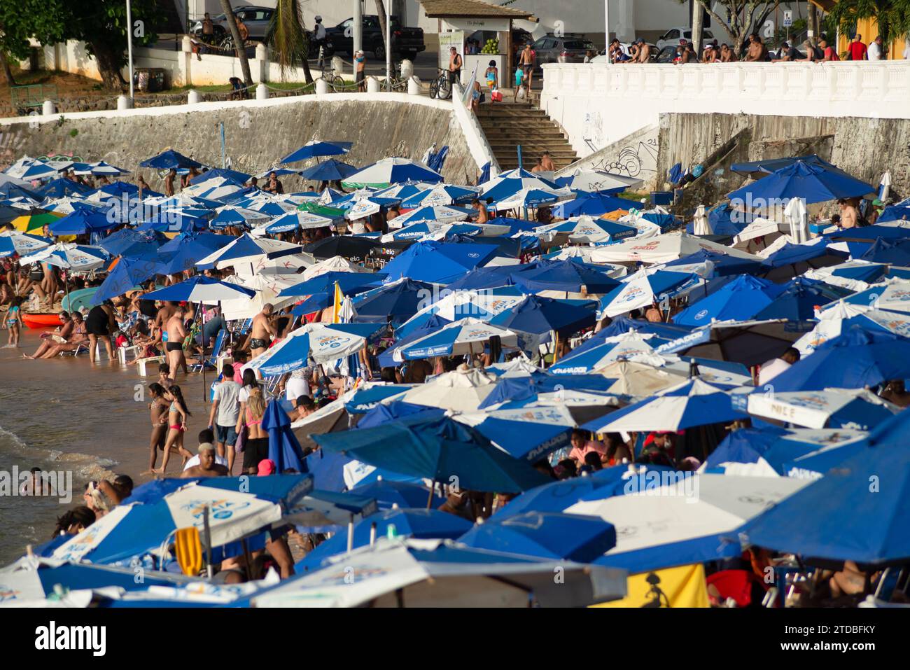 Salvador, Bahia, Brasile - 5 gennaio 2022: Si vedono persone sulla spiaggia di Farol da barra nella città di Salvador, Bahia. Foto Stock