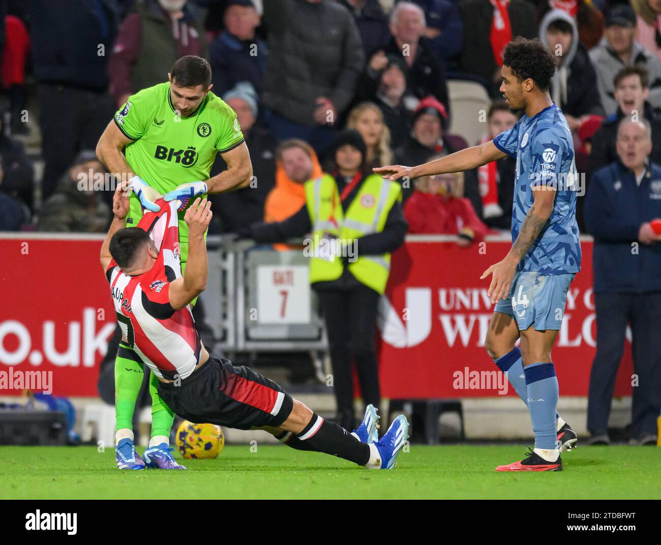 Londra, Regno Unito. 17 dicembre 2023 - Brentford / Aston Villa - Premier League - GTech Stadium. Emiliano Martinez di Aston Villa cerca di prendere un "infortunato" Neal Maupay dal pavimento che porta a una mischia su larga scala e a un cartellino rosso per Kamara. Credito immagine: Mark Pain / Alamy Live News Foto Stock