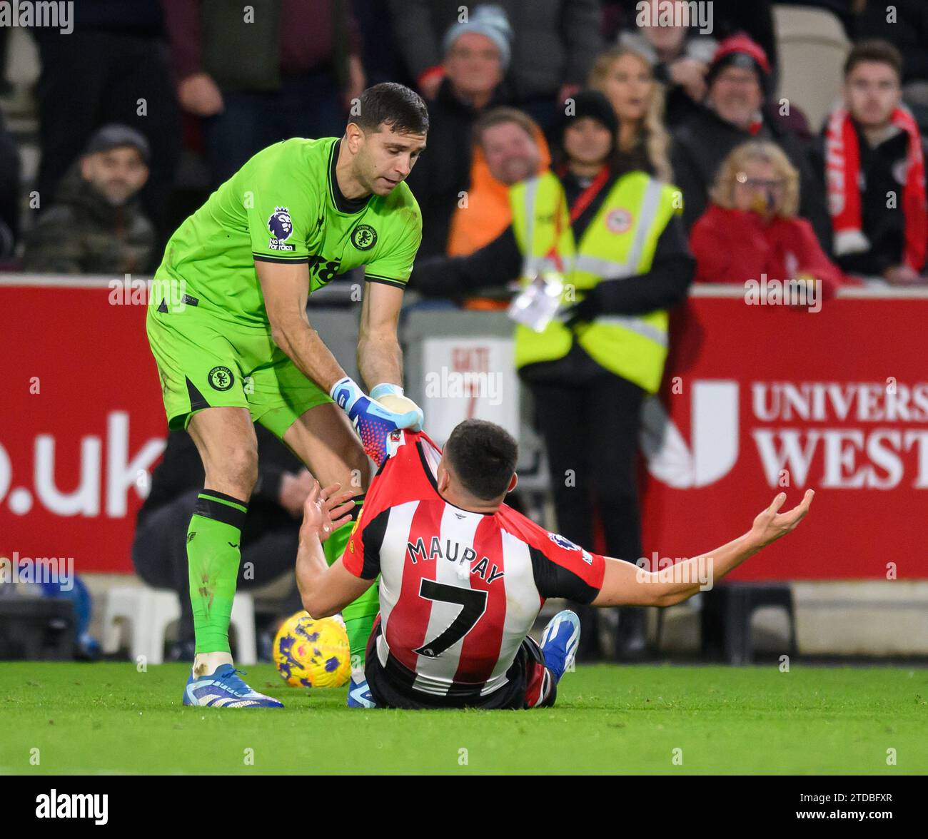 Londra, Regno Unito. 17 dicembre 2023 - Brentford / Aston Villa - Premier League - GTech Stadium. Emiliano Martinez di Aston Villa cerca di prendere un "infortunato" Neal Maupay dal pavimento che porta a una mischia su larga scala e a un cartellino rosso per Kamara. Credito immagine: Mark Pain / Alamy Live News Foto Stock