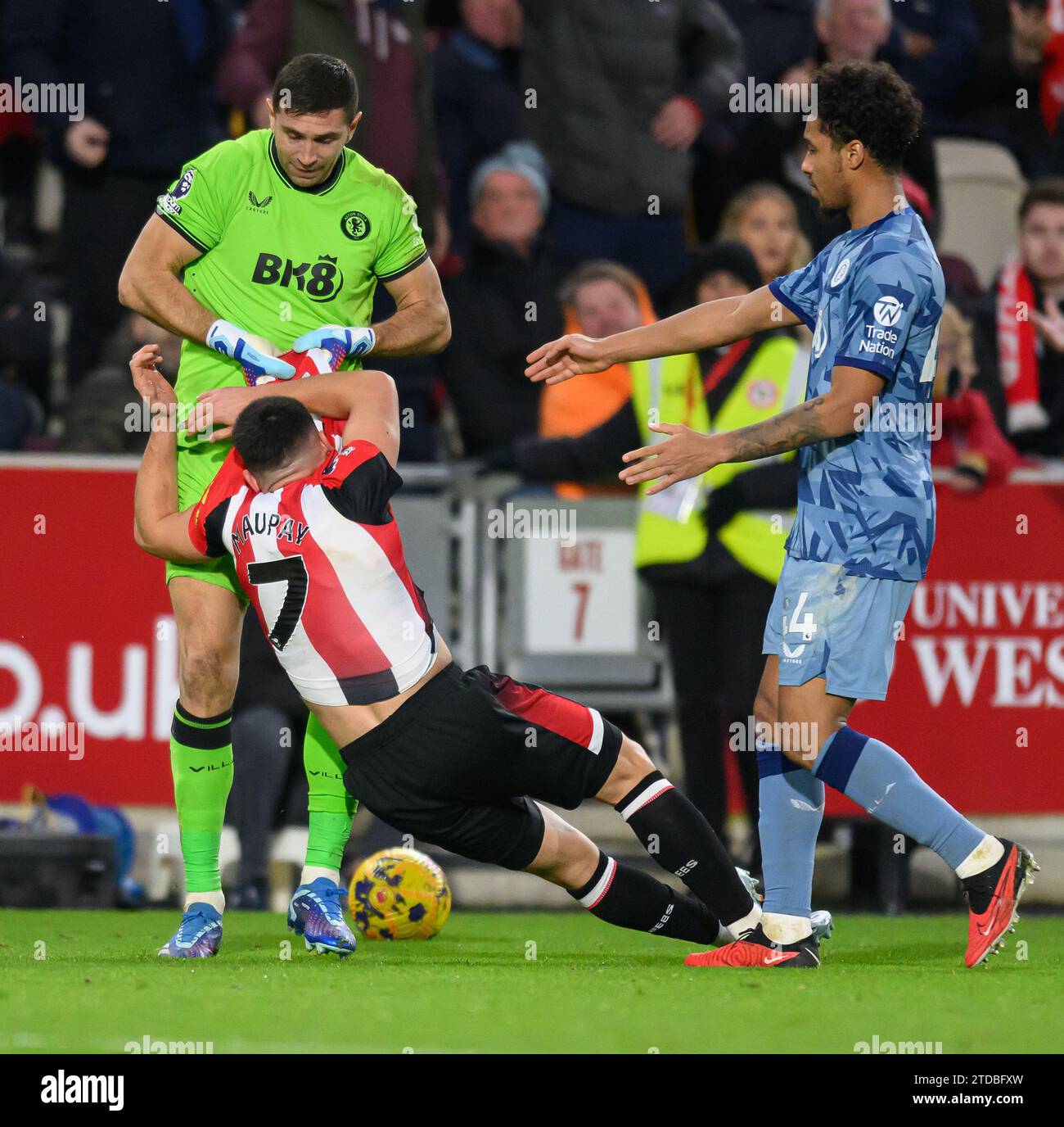 Londra, Regno Unito. 17 dicembre 2023 - Brentford / Aston Villa - Premier League - GTech Stadium. Emiliano Martinez di Aston Villa cerca di prendere un "infortunato" Neal Maupay dal pavimento che porta a una mischia su larga scala e a un cartellino rosso per Kamara. Credito immagine: Mark Pain / Alamy Live News Foto Stock