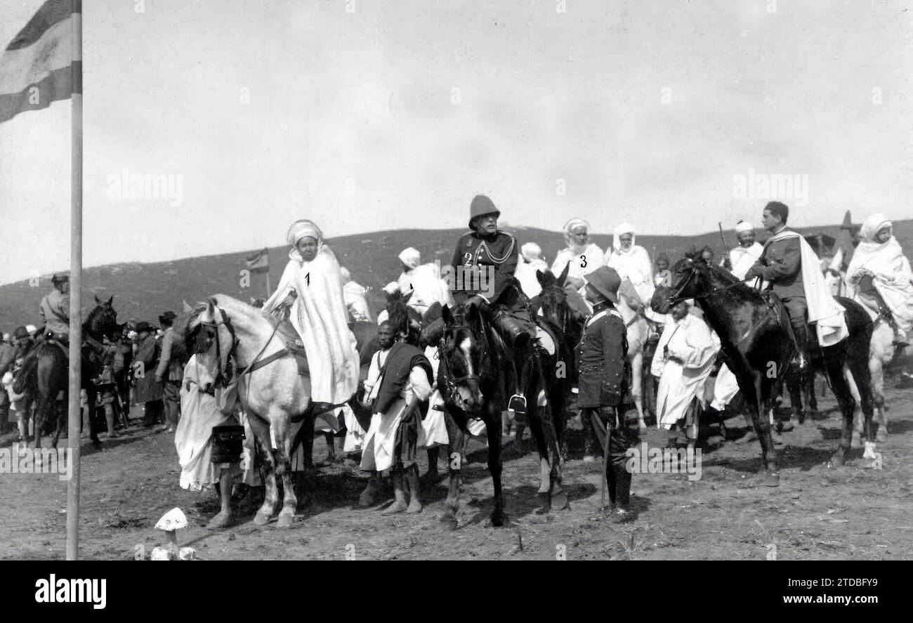 Tetouan (Marocco), aprile 1918. Il giuramento della bandiera a Tetouan. Il Khalifa, Muley el Mehedi (1); l'alto commissario, il generale Jordana (2), e il gran visir, Ben Azud (3), accompagnati dai ministri moreschi, che assistono alla solenne cerimonia. Crediti: Album / Archivo ABC / Las Artes Fotográficas Foto Stock