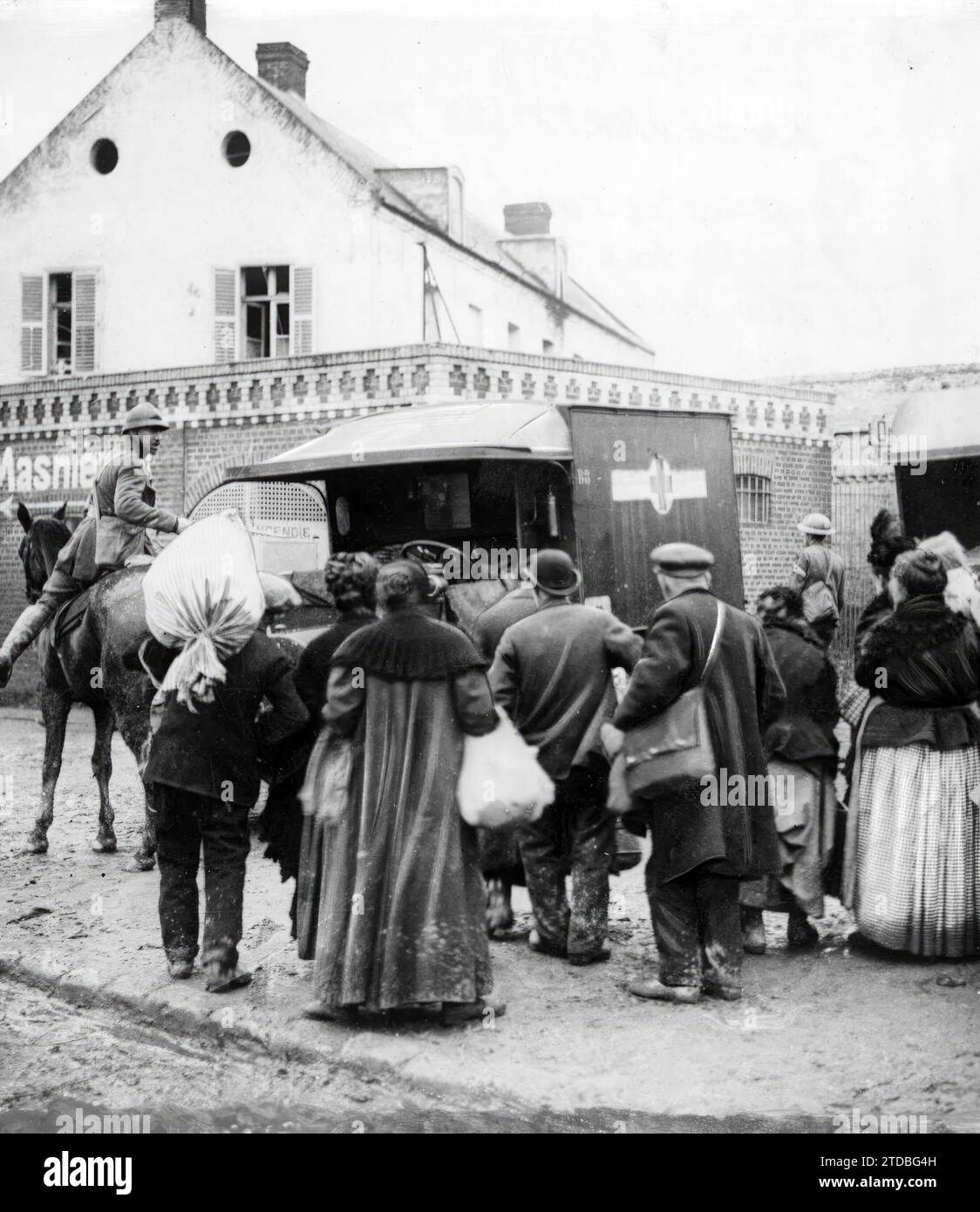 10/31/1918. Nel nord della Francia. Ritorno nelle loro case degli abitanti delle popolazioni liberate. Crediti: Album / Archivo ABC / Louis Hugelmann Foto Stock