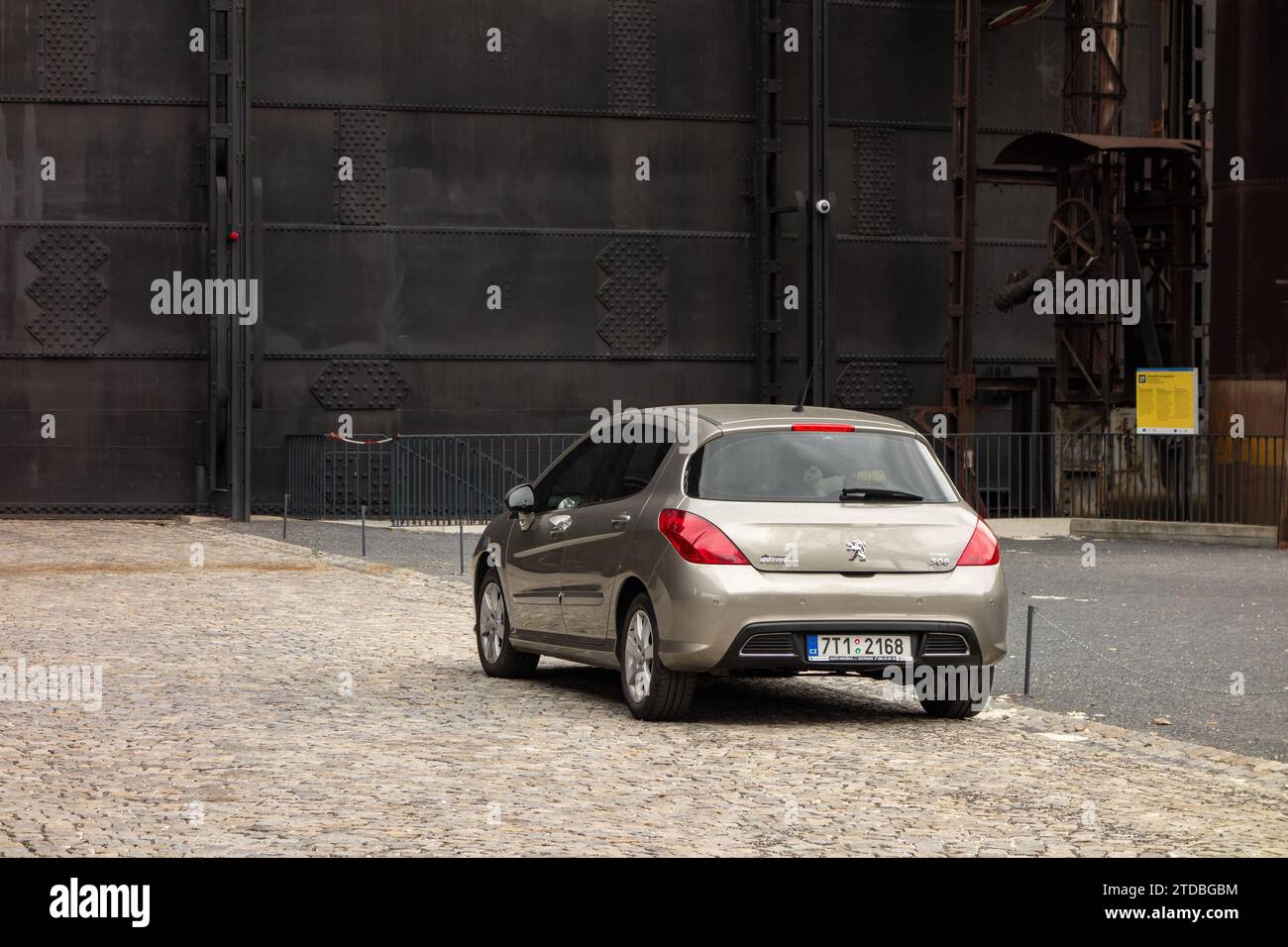 OSTRAVA, REPUBBLICA CECA - 15 GIUGNO 2014: Nuova vettura berlina Peugeot 308 nella regione industriale di Ostrava Dolni Vitkovice Foto Stock