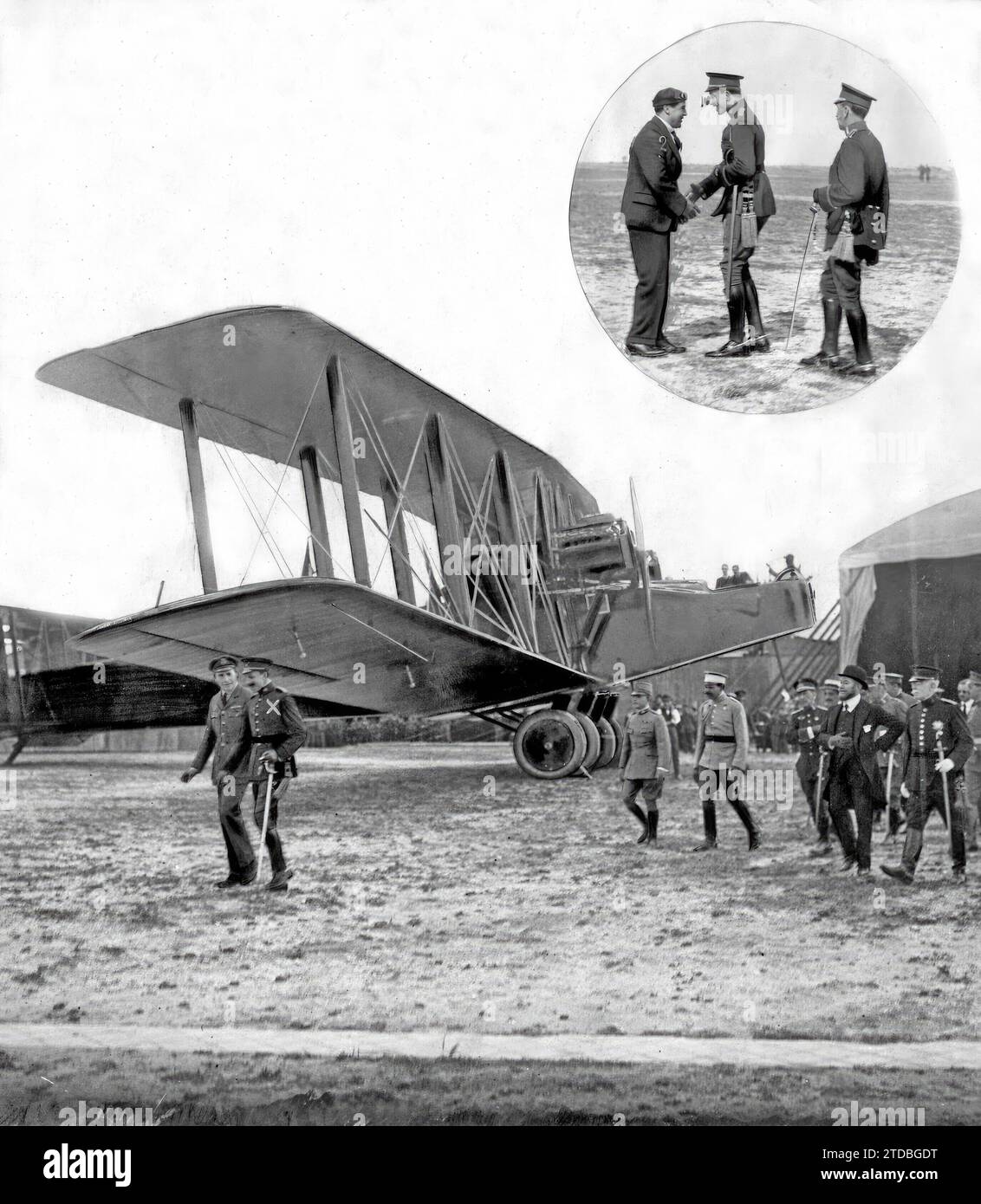 05/21/1919. Madrid. All'aeroporto di Cuatro Vientos. HM il Re (X) durante la sua visita di ieri al campo dell'aviazione. In a Circle, The Monarch (1), congratulandosi con l'aviatore cileno Luis o'Page (2) per i suoi voli rischiosi. Crediti: Album / Archivo ABC / Julio Duque Foto Stock