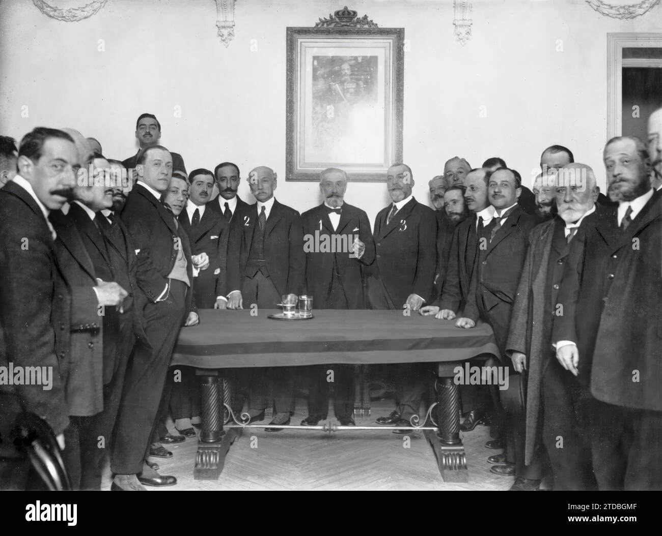 04/16/1917. Nel circolo liberale dei conservatori. L'illustre accademico Juan A. Cavestany (1), con i signori dato (2) e Besada (3), dopo l'interessante conferenza che il primo ha tenuto ieri. Crediti: Album / Archivo ABC / Julio Duque Foto Stock