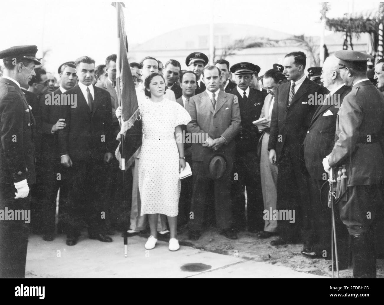 05/31/1935. La consegna della bandiera al secondo squadrone aeronautico di questa base. La signorina Magdalena Recasens, che ha agito da madrina, teneva un discorso alla cerimonia di consegna. Crediti: Album / Archivo ABC / Serrano Foto Stock