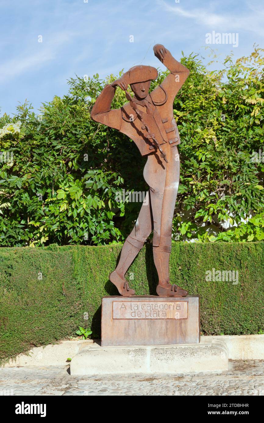 Corten statua in acciaio di un banderillero a Ronda, Andalucía, S;Pain. Un Banderillero è un bullfighter che sostiene i matador sfidando il collo del toro Foto Stock