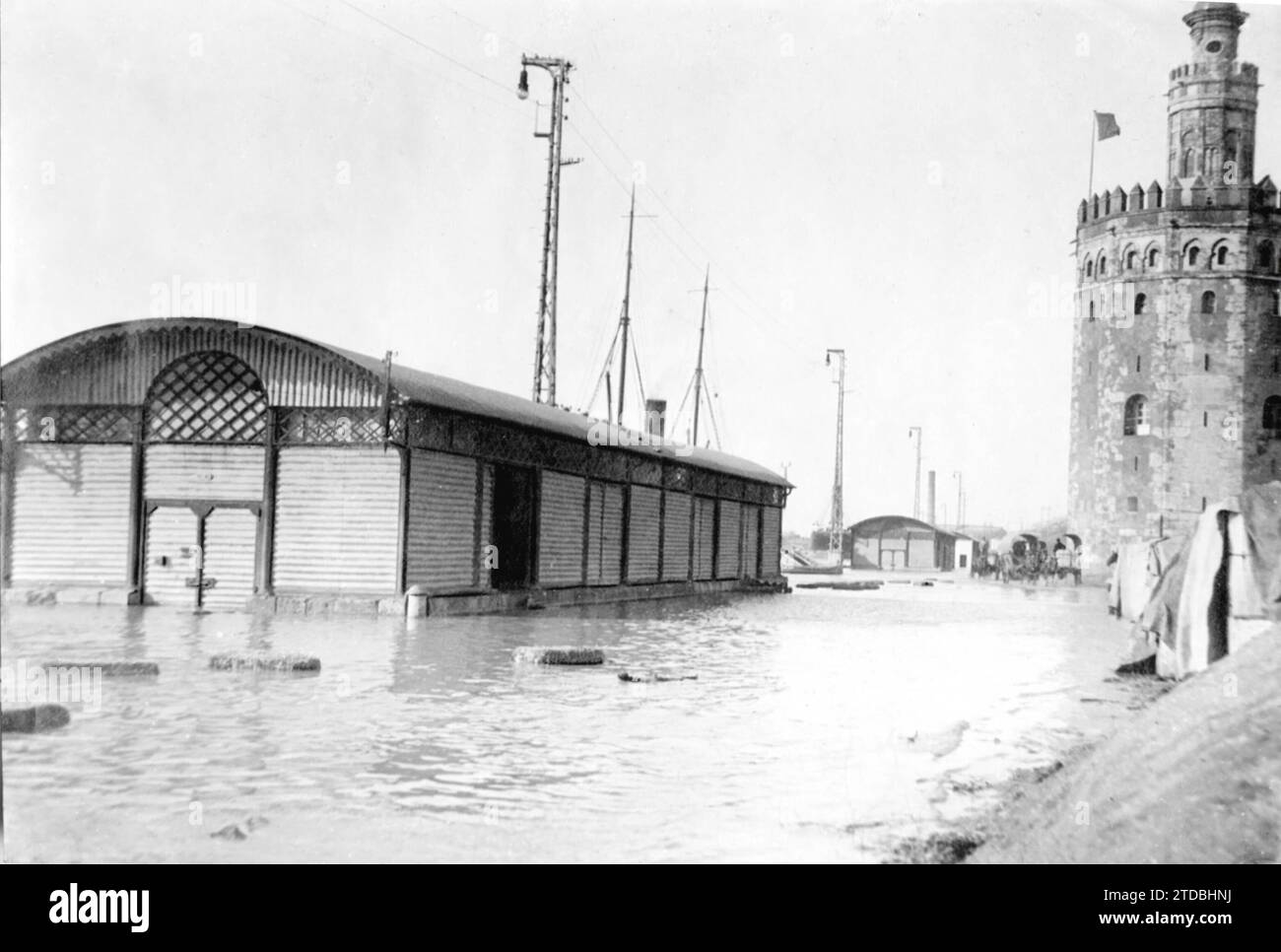 17/12/1916. L'inondazione del Guadalquivir. Il fiume nelle vicinanze della Torre d'Oro, a mezzogiorno dell'altro ieri. Crediti: Album / Archivo ABC / Juan Barrera Foto Stock