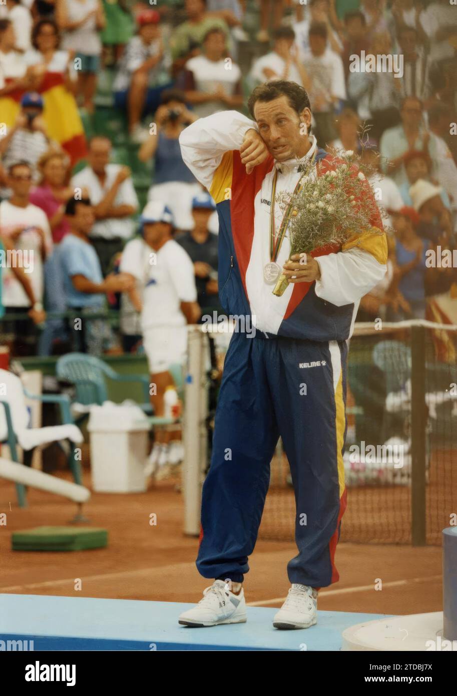 08/07/1992. Jordi Arrese con la medaglia d'argento ha vinto nella finale di tennis del Barcellona 92. Crediti: Album / Archivo ABC / José María Barroso Foto Stock