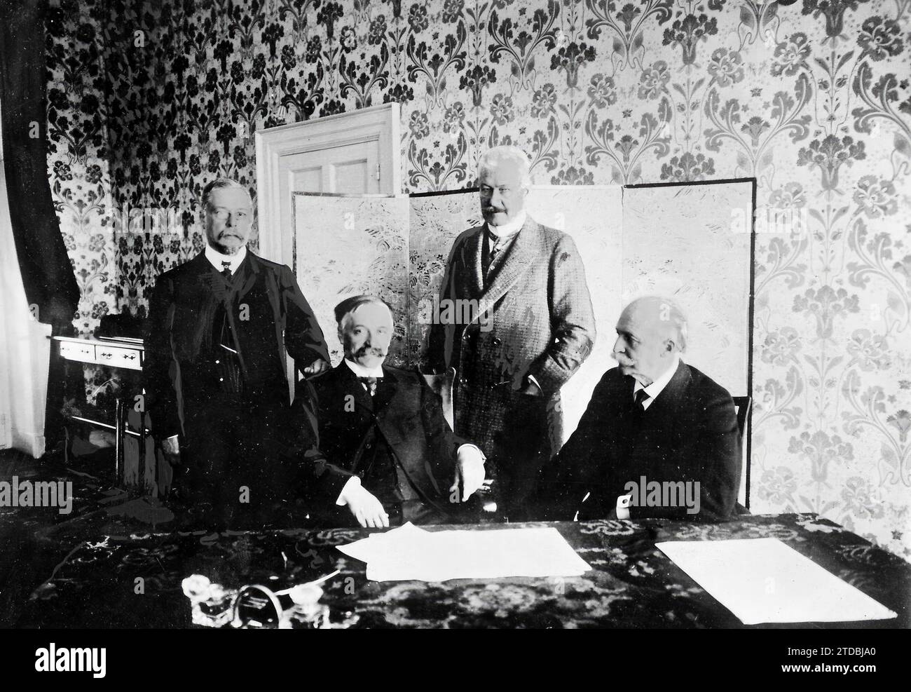 03/31/1906. La conferenza di Algeciras. Radowitz, ambasciatore tedesco. Tattenbach, suo vice. 3.-M.. Revoil, delegato della Francia. Regnault, il suo vice, firma gli ultimi accordi. Crediti: Album / Archivo ABC / Valerian Gribayedoff Foto Stock