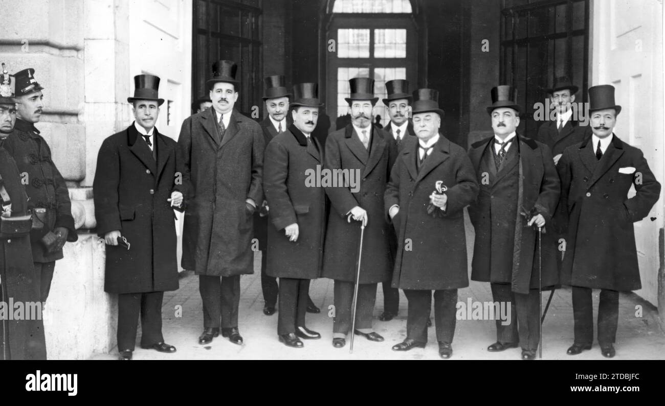 12/02/1917. Alla porta del Palazzo reale. Commissione della Royal Academy ispano-americana delle Scienze e delle Arti, che ieri doveva invitare HM il Re per la cerimonia di apertura del suddetto centro. Crediti: Album / Archivo ABC / Ramón Alba Foto Stock