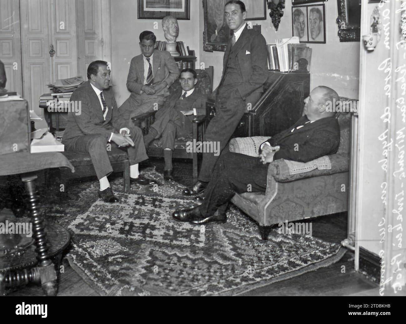 12/31/1929. Ramón Pérez de Ayala, riunito a casa sua con alcuni amici intimi e suo figlio Juan. Crediti: Album / Archivo ABC / Alfonso Sánchez García Alfonso Foto Stock