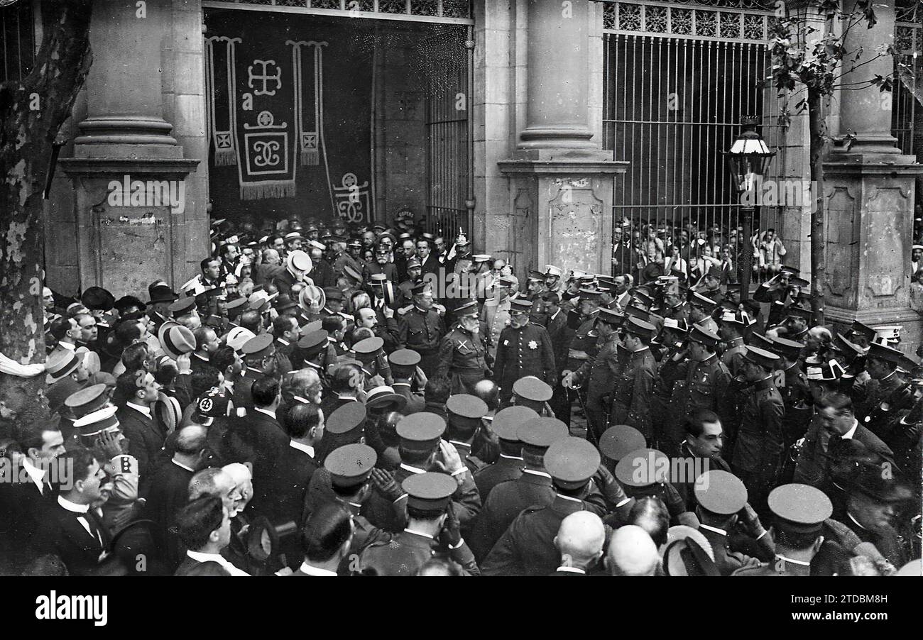 08/30/1917. Nella chiesa di San Agustín a Barcellona - il capitano generale della Catalogna e altre autorità lasciano il funerale celebrando i militari che morirono durante la rivolta. Crediti: Album / Archivo ABC / Josep Brangulí Foto Stock