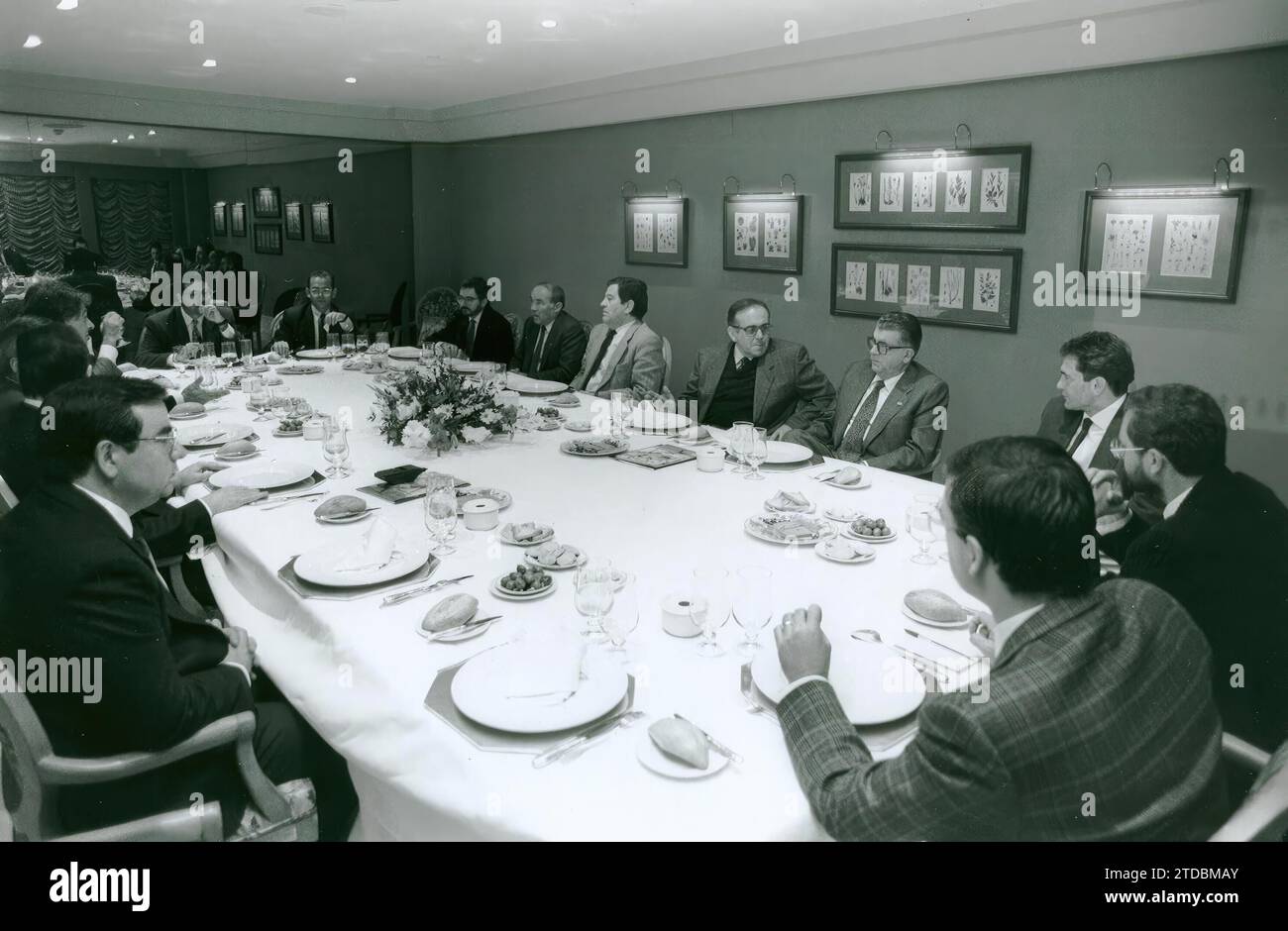 Presentazione dei fascicoli 3.- nel novembre 1992, ABC di Siviglia ha lanciato una collezione di fascicoli con la storia del Real Betis Balompié. L'evento di presentazione si è tenuto presso l'Antares Club e ha visto la partecipazione di rappresentanti del Consiglio di amministrazione del club, guidato dal presidente José León Gómez e dal CEO, Manuel Ruiz de Lopera, e l'ABC di Siviglia, guidato dal suo direttore, Francisco Giménez Alemán. Nell'immagine appaiono, tra gli altri, Luis Granado, Juan Manuel Avila, Francisco Pérez, José Joaquín León, Luis del Sol, José León Gómez, Manuel Ramírez Fernández de Córdoba, José Carlos Cam Foto Stock