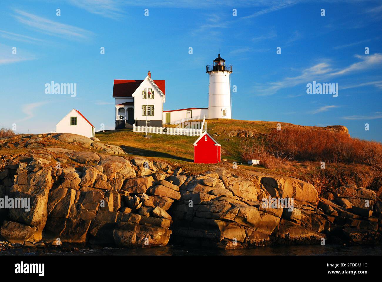 Il piccolo faro vittoriano Nubble sorge su Neddick Point, sulla costa rocciosa vicino a York, nel New England Foto Stock