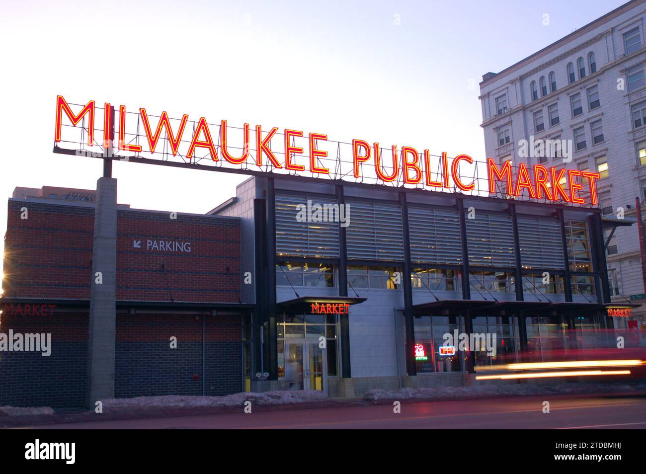 Il mercato pubblico di Milwaukee offre ai residenti della città l'opportunità di mangiare e fare regali freschi Foto Stock