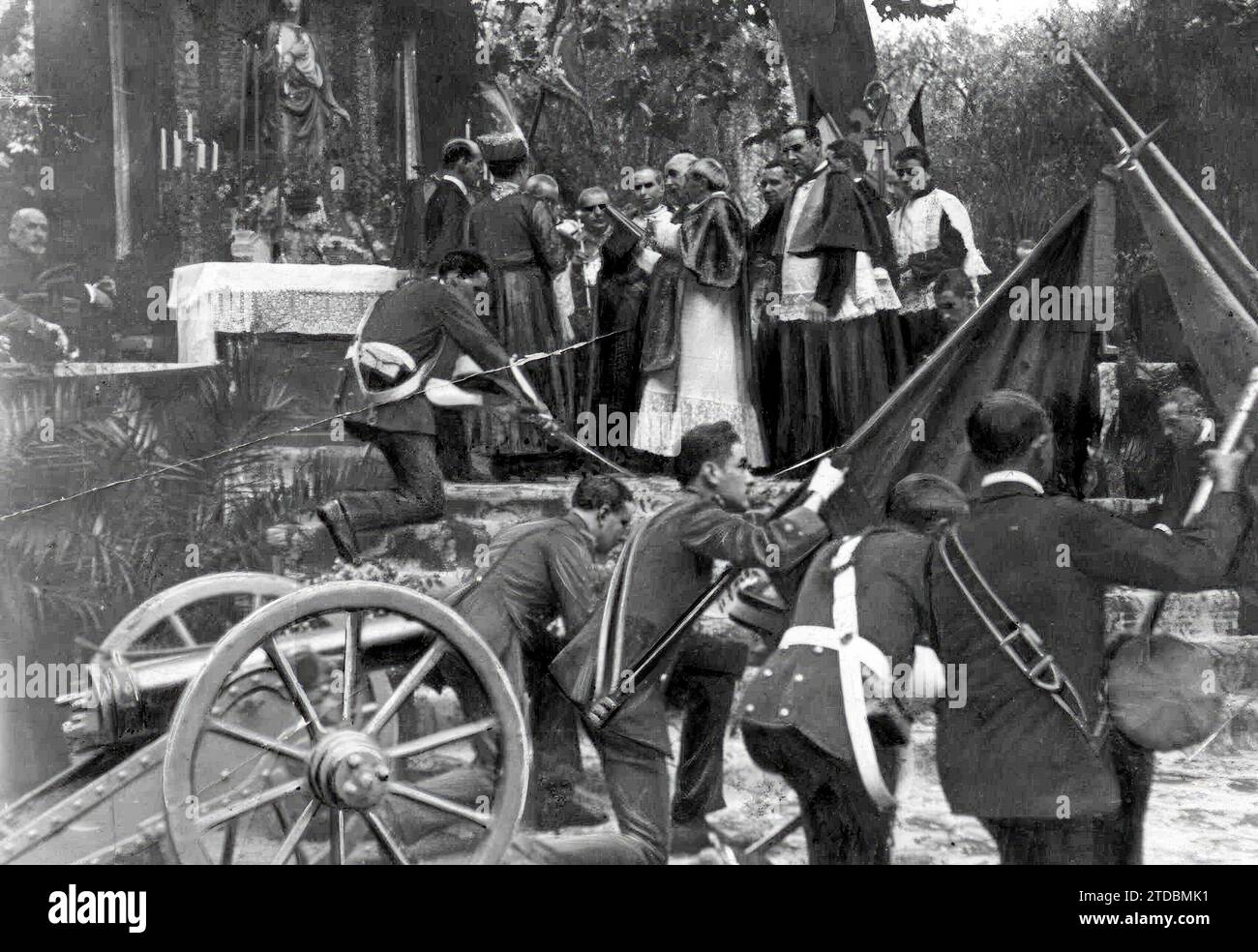 06/30/1918. Solennità militare a Gerona. Messa della campagna celebrata in occasione della benedizione e della consegna dello striscione del quarto battaglione di artiglieria di posizione, recentemente creato per quella capitale. Crediti: Album / Archivo ABC / Unal Foto Stock