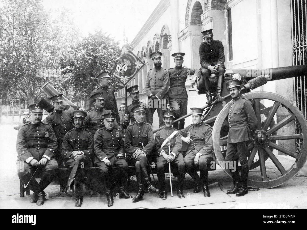 Gerona (Catalogna), luglio 1918. Il quarto battaglione d'artiglieria. Capi e ufficiali della nuova unità, con lo striscione dato dal somatén di Gerona, la capitale dove è presidiata. Crediti: Album / Archivo ABC / Roca Foto Stock