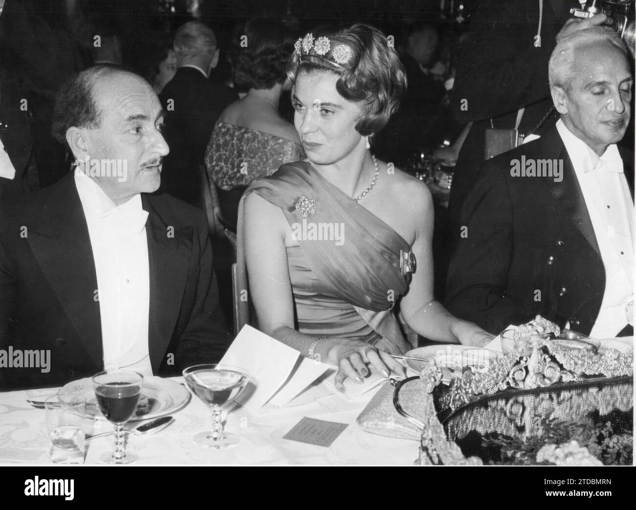 12/09/1959. Dopo la cerimonia di premiazione alla Stockholm Concert Hall, si è tenuto un banchetto presso il Municipio di Stoccolma in onore dei vincitori del Premio Nobel di quest'anno. In The Image, principessa Margaret con il Premio Nobel per la letteratura Salvatore Quasimodo, dall'Italia. Crediti: Album / Archivo ABC / Torremocha Foto Stock