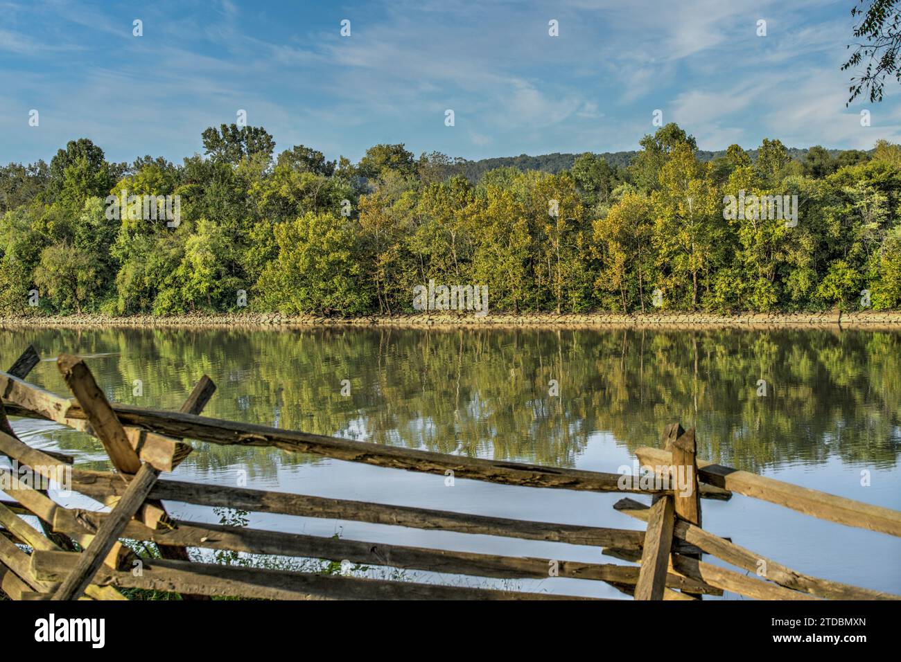 Staccionata ferroviaria lungo il fiume Cumberland che attraversa il campo di battaglia nazionale di Fort Donelson a dover, Tennessee. Foto Stock