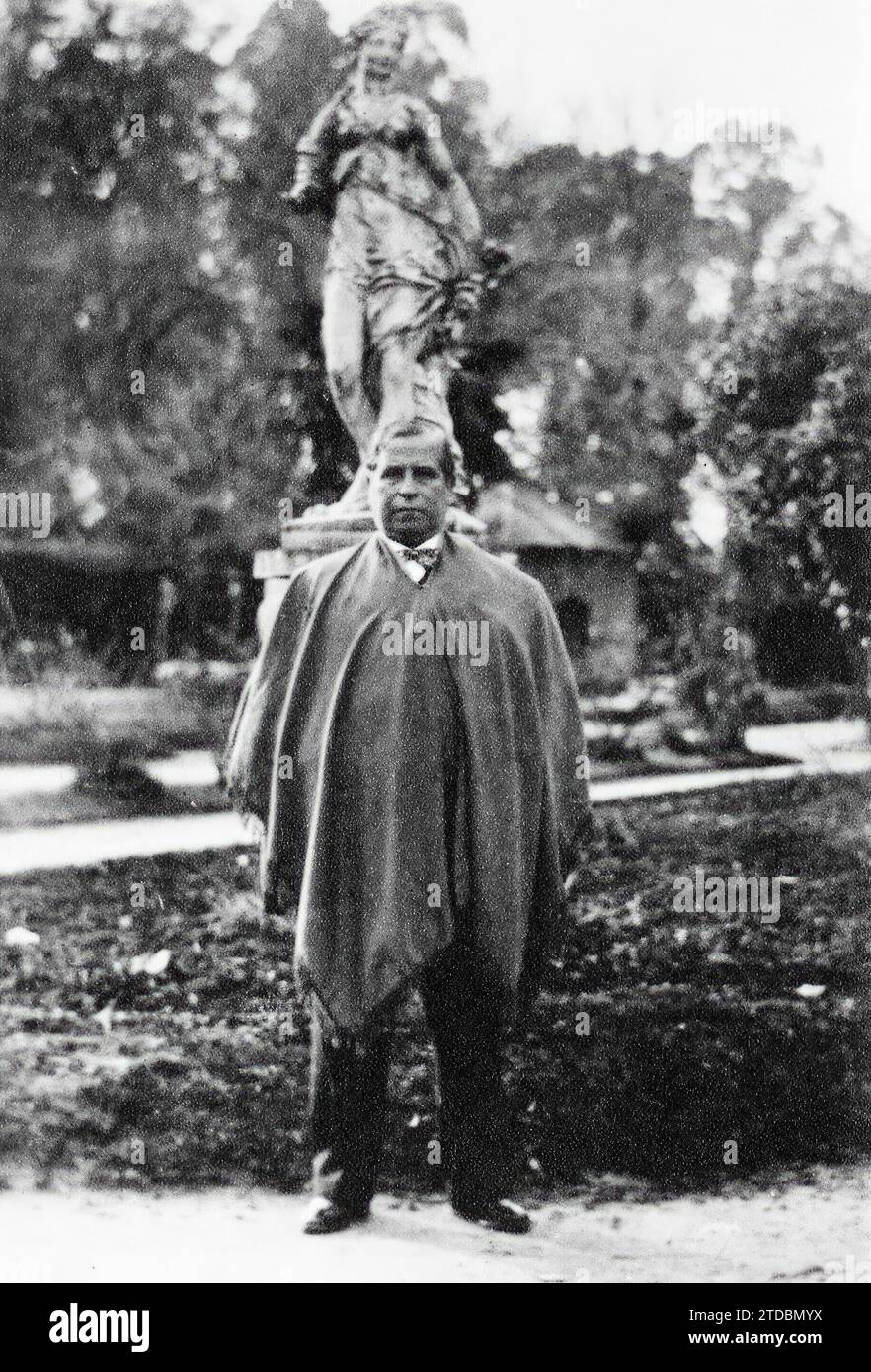 12/31/1929. Ramon Gómez de la Serna con poncho in un parco argentino. Crediti: Album / Archivo ABC Foto Stock