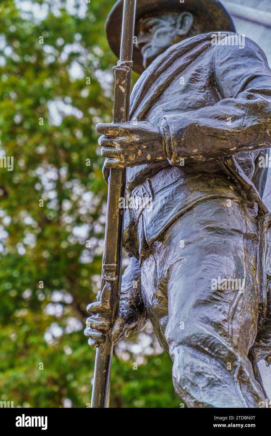 Dettaglio con fucile della statua del soldato sul Confederate Memorial al Fort Donelson National Battlefield di dover, Tennessee. Foto Stock