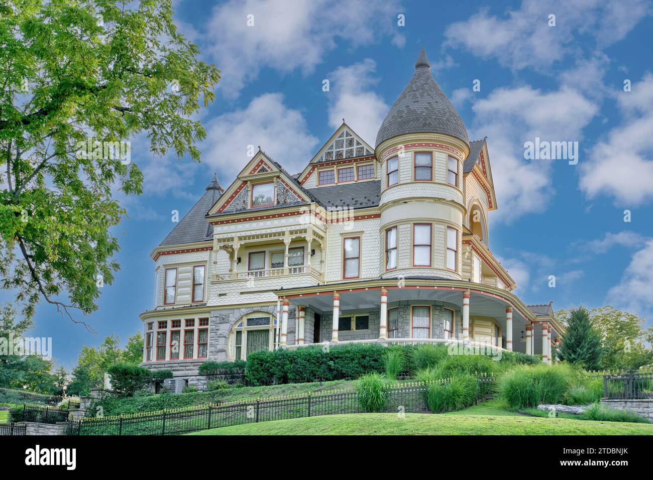 Residenza vittoriana a torre in una tenuta a Eureka Springs, Arkansas. Foto Stock