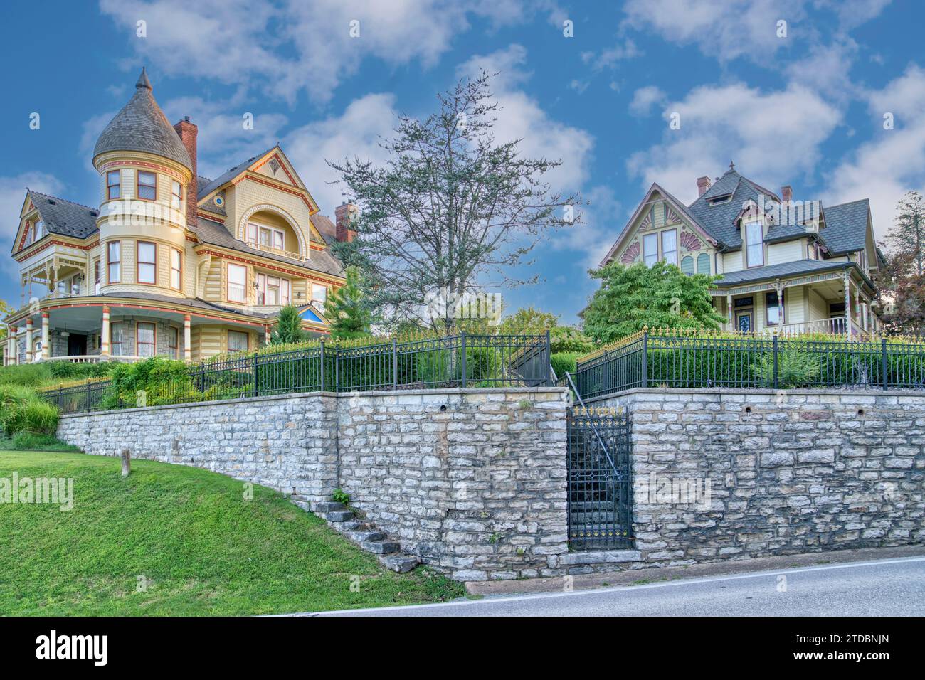 Una tenuta vittoriana con due residenze a Eureka Springs, Arkansas. Foto Stock