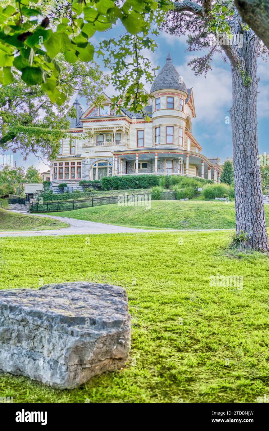 Una residenza vittoriana torreggiante e i suoi terreni su una tenuta a Eureka Springs, Arkansas. Foto Stock