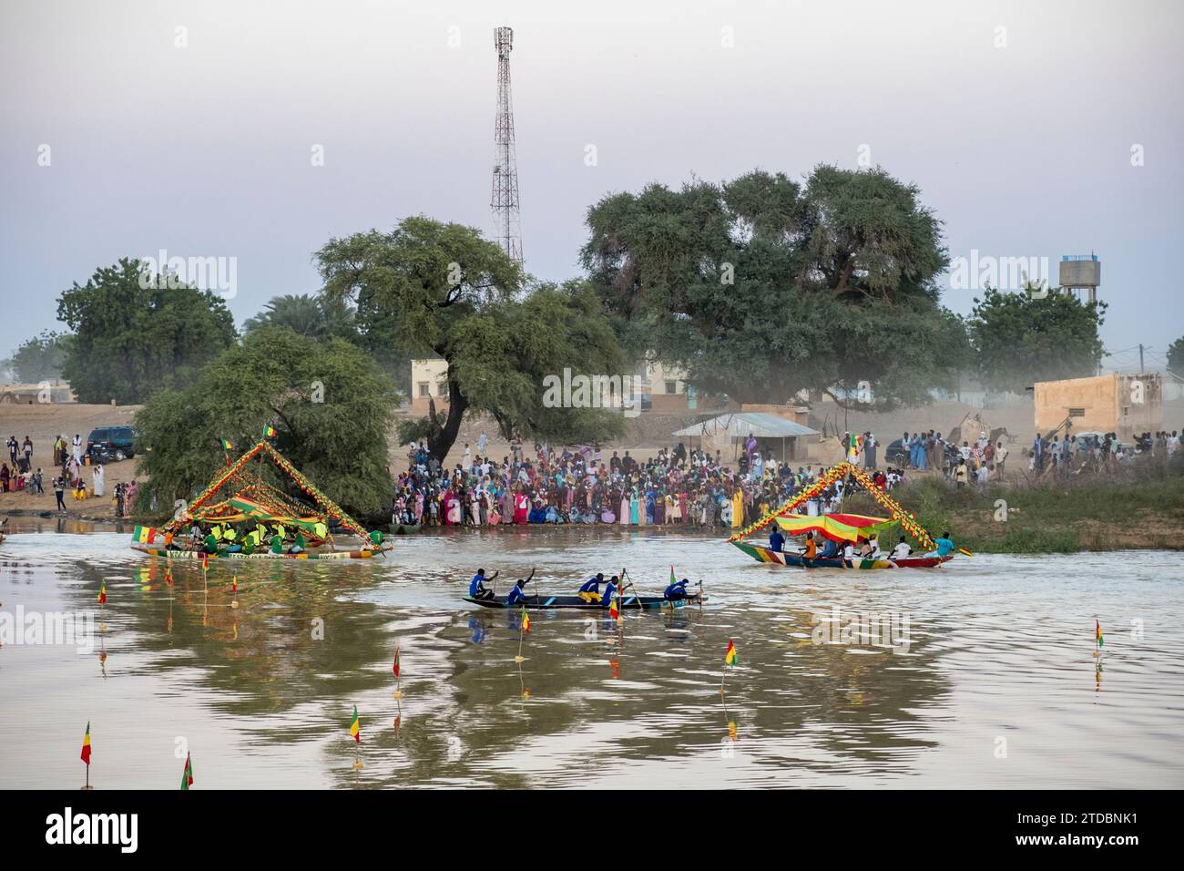 Festival Blues Du Flueuve 2023, Podor, Senegal, Africa occidentale. Pirogue Racing & Skills alla cerimonia di apertura. Mauritania sul lato opposto del fiume Foto Stock