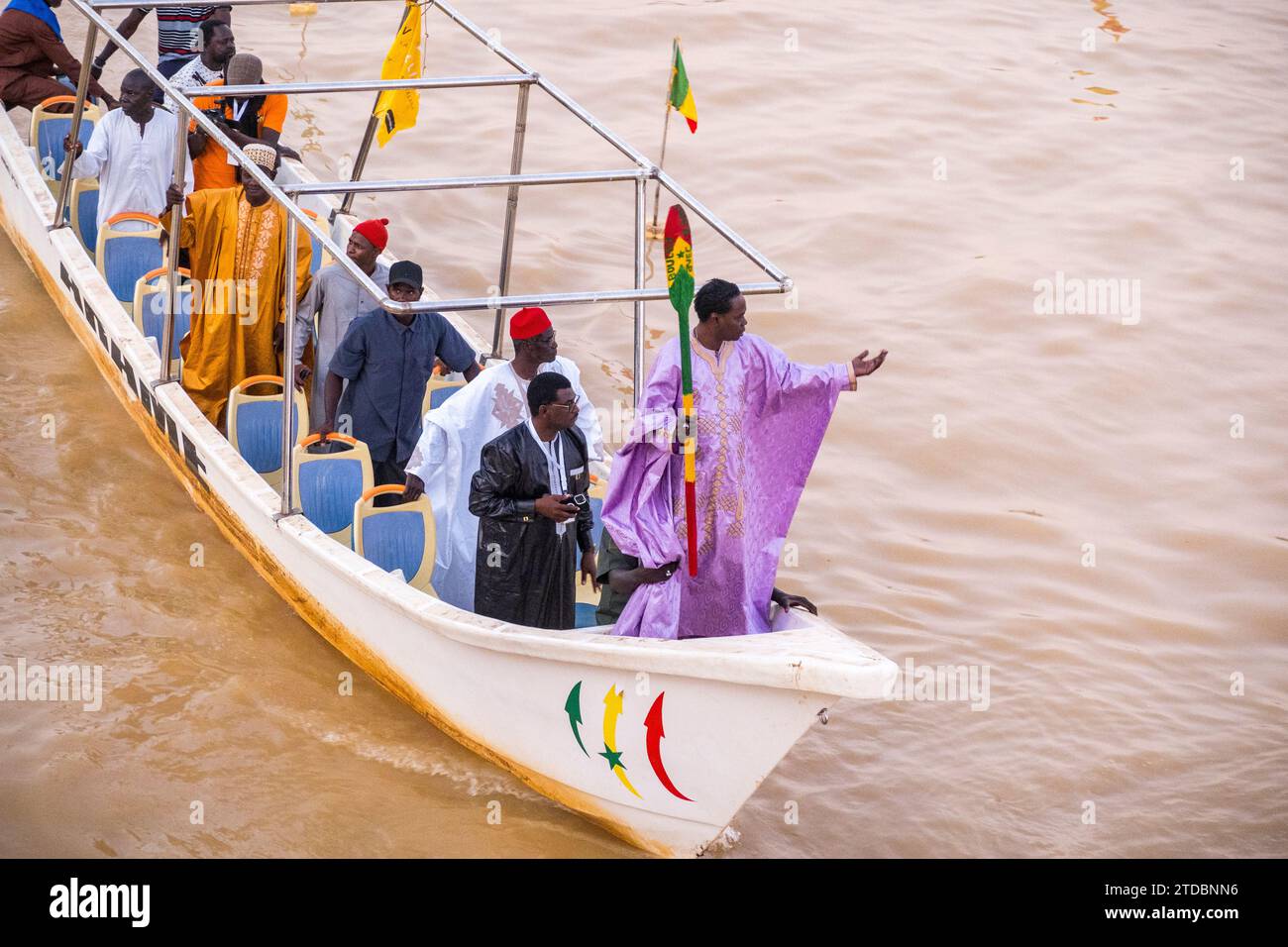 Festival Blues du Fleuve 2023 a Podor, Senegal, Africa occidentale. Il musicista Baaba Maal sta in piedi e segnala la Mauritania da piroga durante l'apertura. Foto Stock