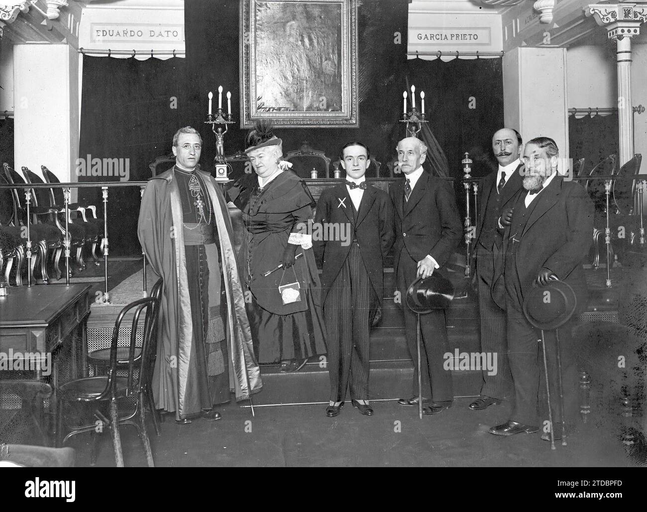 04/30/1916. Presso l'Accademia di giurisprudenza. Alcalá Galiano (X), dopo la sua lezione all'Unione delle signore spagnole, accompagnato dalla contessa di Pardo Bazán, dal vescovo di San Luis de Potosí (José María Ignacio Montes de oca), D. Eduardo dato, dal marchese di Lema e dal conte di las Navas. Crediti: Album / Archivo ABC / Julio Duque Foto Stock