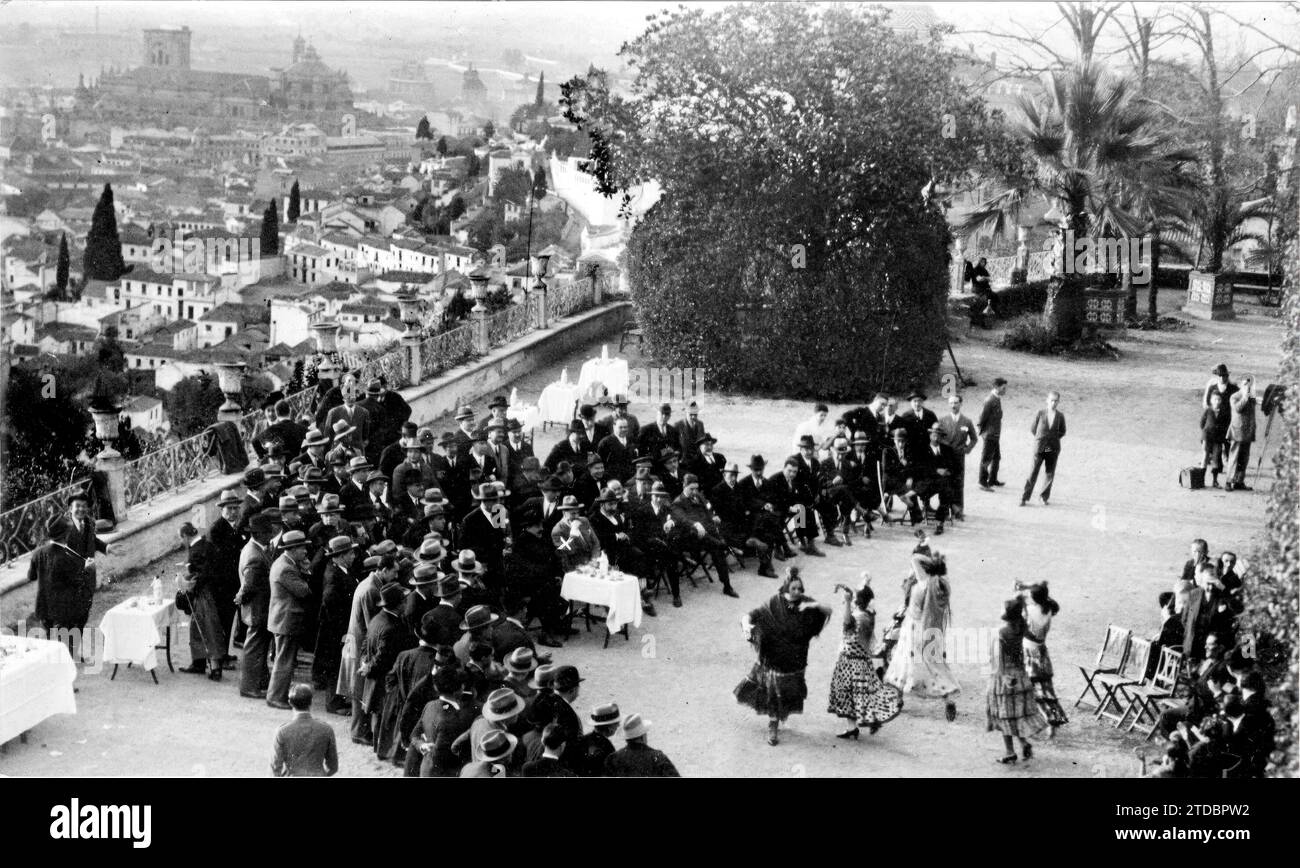 10/31/1928. Granata. Nella Carmen de los Mártires, nell'Alhambra. Il governatore di Siviglia, il signor Cruz Conde, con le autorità Grenadine e le rappresentazioni di Córdoba e Siviglia alla festa organizzata dal centro artistico. Crediti: Album / Archivo ABC / Manuel Torres Molina Foto Stock