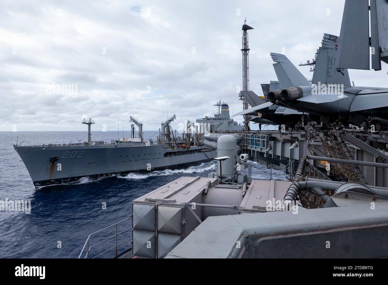 231209-N-TY704-1182 PHILIPPINE SEA (9 dicembre 2023) la portaerei di classe Nimitz USS Carl Vinson (CVN 70) conduce un rifornimento in mare con un oliatore di rifornimento della flotta della classe Henry J. Kaiser USNS Yukon (T-AO 202). La Vinson, ammiraglia del Carrier Strike Group ONE, è dispiegata nell'area operativa della settima flotta degli Stati Uniti a sostegno di una Indo-Pacifico libera e aperta. (Foto della Marina degli Stati Uniti di Mass Communication Specialist 2nd Class Emily Claire Bennett) Foto Stock
