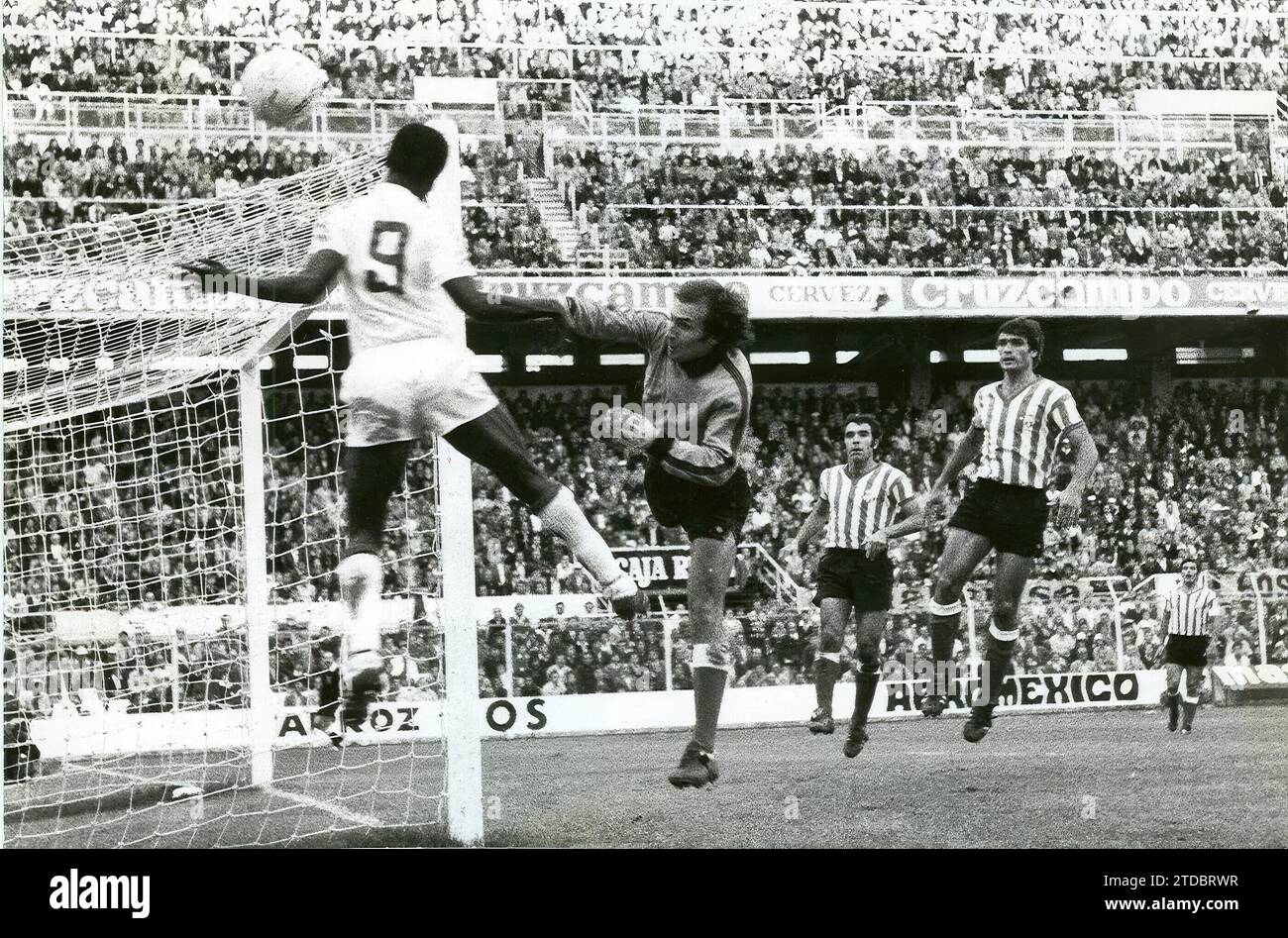 Siviglia-Betis (novembre 1977).- Siviglia-Betis partita giocata il 6 novembre 1977 allo stadio Sánchez-Pizjuán, con Siviglia che vince 1-0 con un gol del Sanjosé. Betis aveva vinto la i Copa del Rey Don Juan Carlos nel giugno precedente. Nell'immagine appaiono l'attaccante di Siviglia Biri Biri (9), il gambiano così ricordato dai tifosi, e i giocatori di Betis Esnaola (portiere), Biosca, Sabaté e Benítez. Crediti: Album / Archivo ABC / Sanvicente Foto Stock