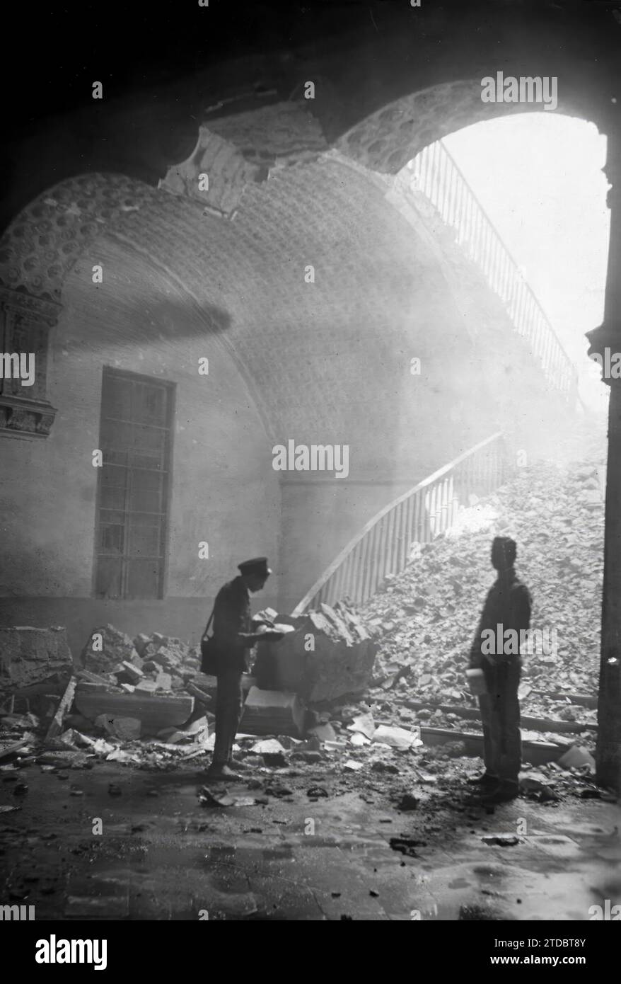 07/09/1906. Siviglia. Apparizione della scala dell'ex convento di San Pablo pochi istanti dopo l'incendio dell'altro ieri (il miglior soffitto a cassettoni di Siviglia). Crediti: Album / Archivo ABC / Juan Barrera Foto Stock
