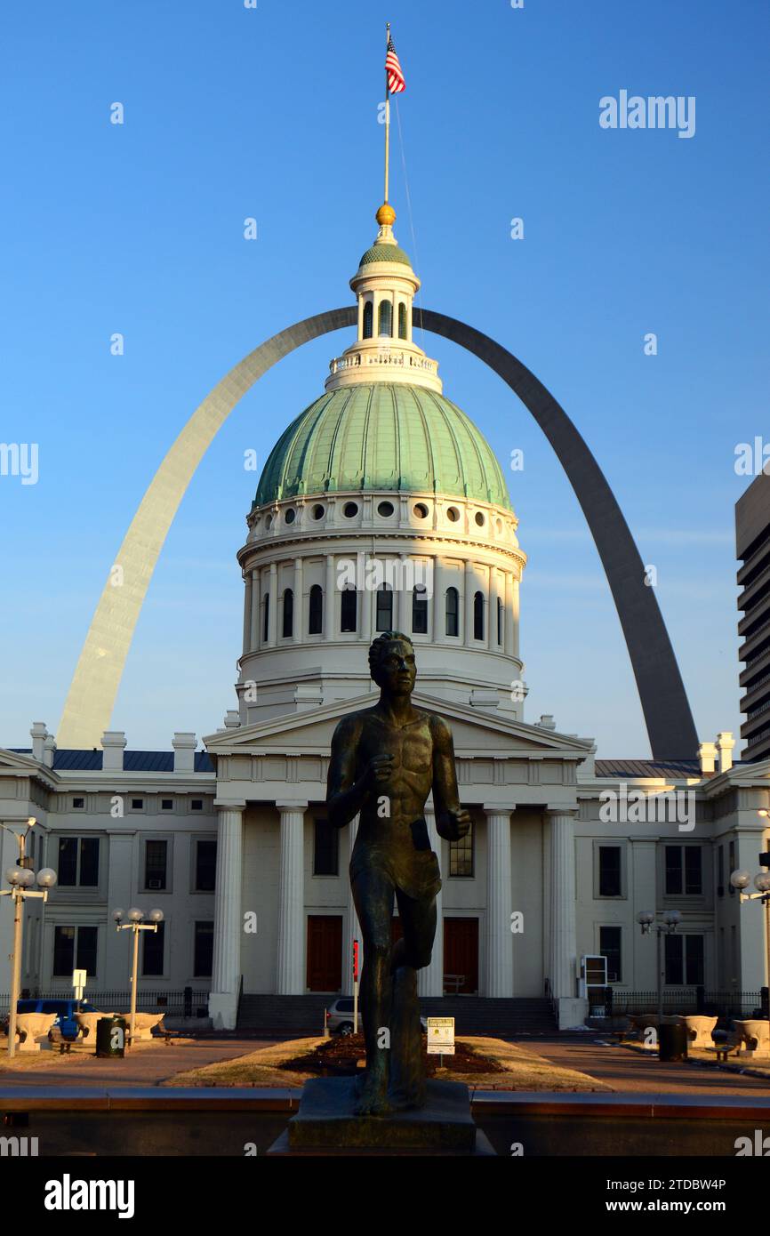 Una statua di corridore mette in evidenza Kiener Plaza a St Louis, Missouri, con il vecchio tribunale e il Gateway Arch dietro di esso Foto Stock