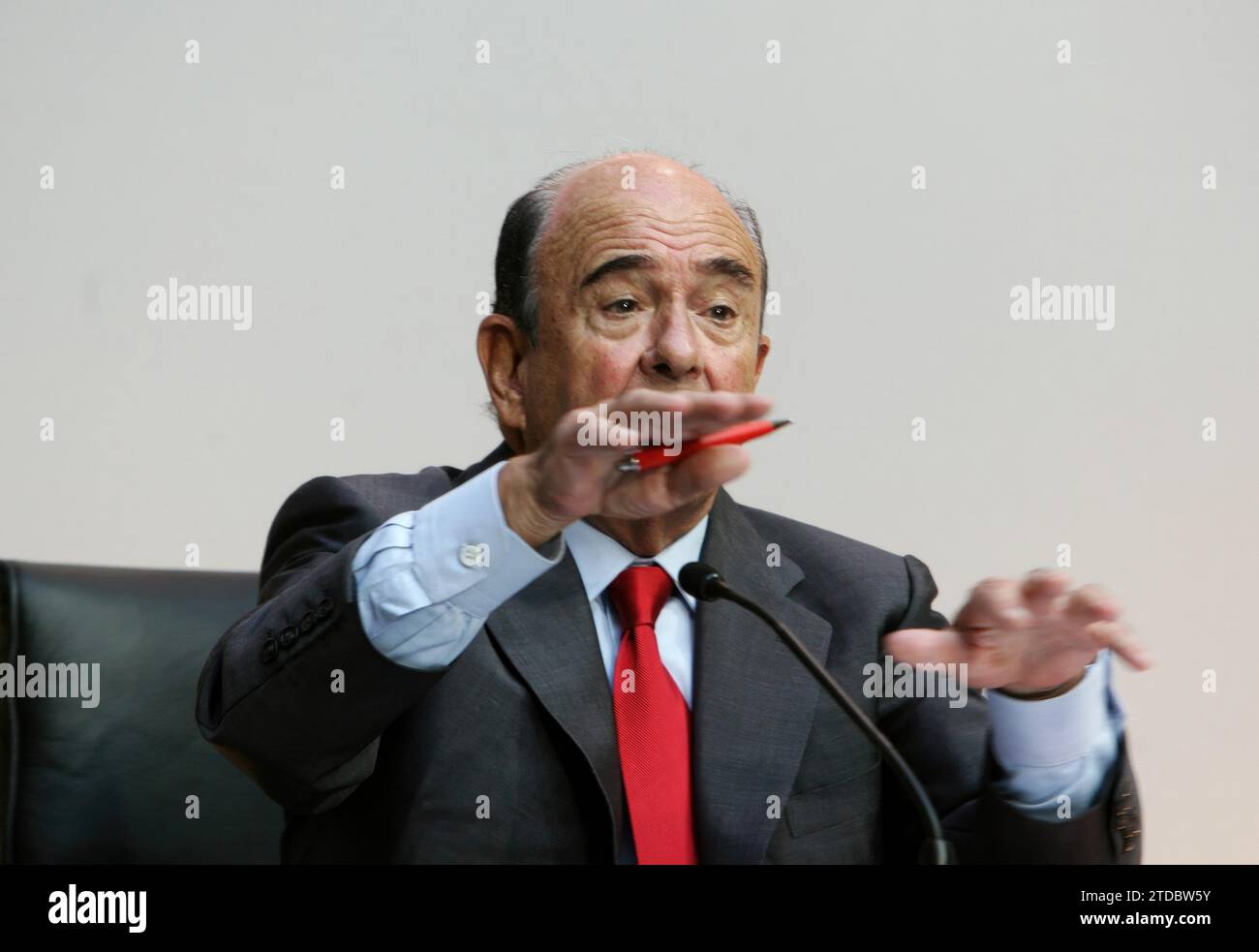 MADRID, 01-02-07.- il presidente del Banco Santander, Emilio Botín, durante la presentazione oggi a Madrid dei risultati raggiunti nel corso del 2006, anno in cui i suoi profitti superavano di gran lunga i 7.000 milioni di euro.- foto ernesto acute.archdc. Crediti: Album / Archivo ABC / Ernesto Agudo Foto Stock